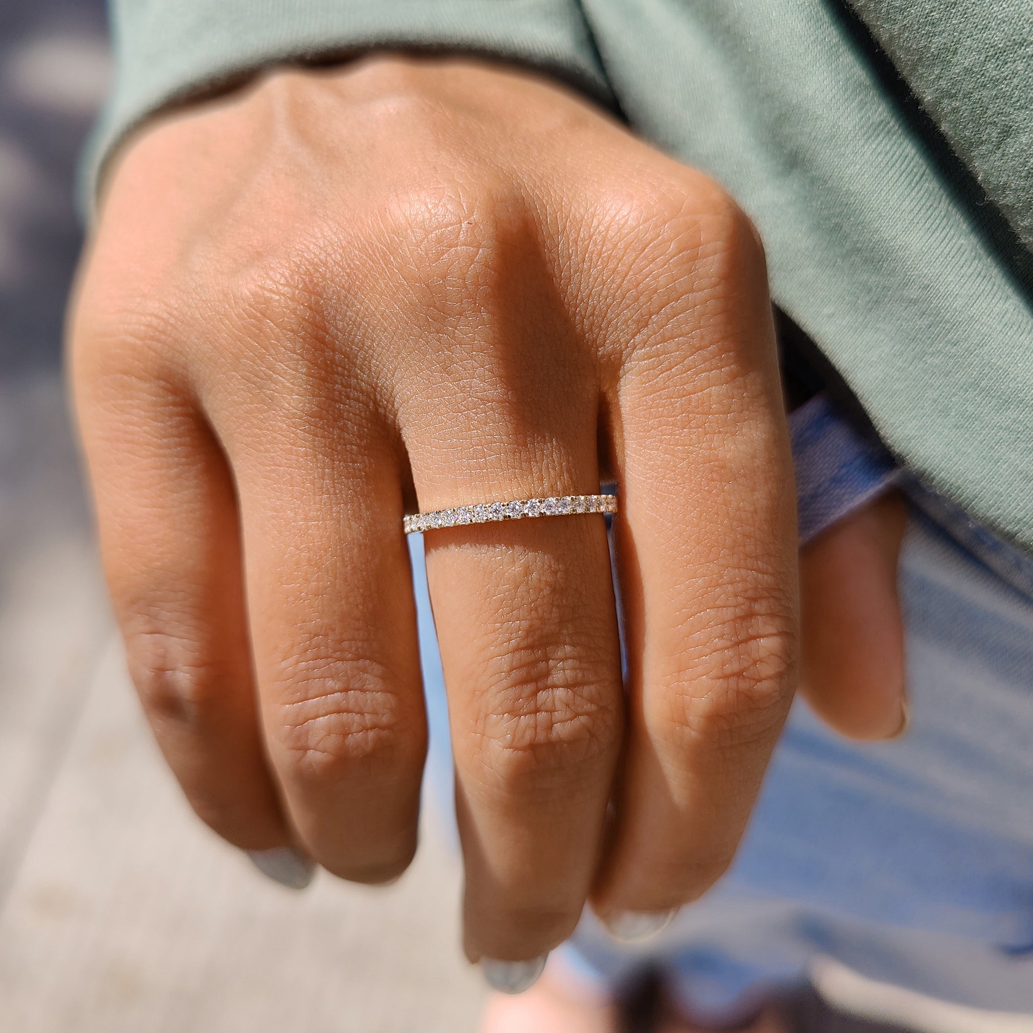 Round Moissanite With Yellow Gold Eternity Band Image secondaire du produit