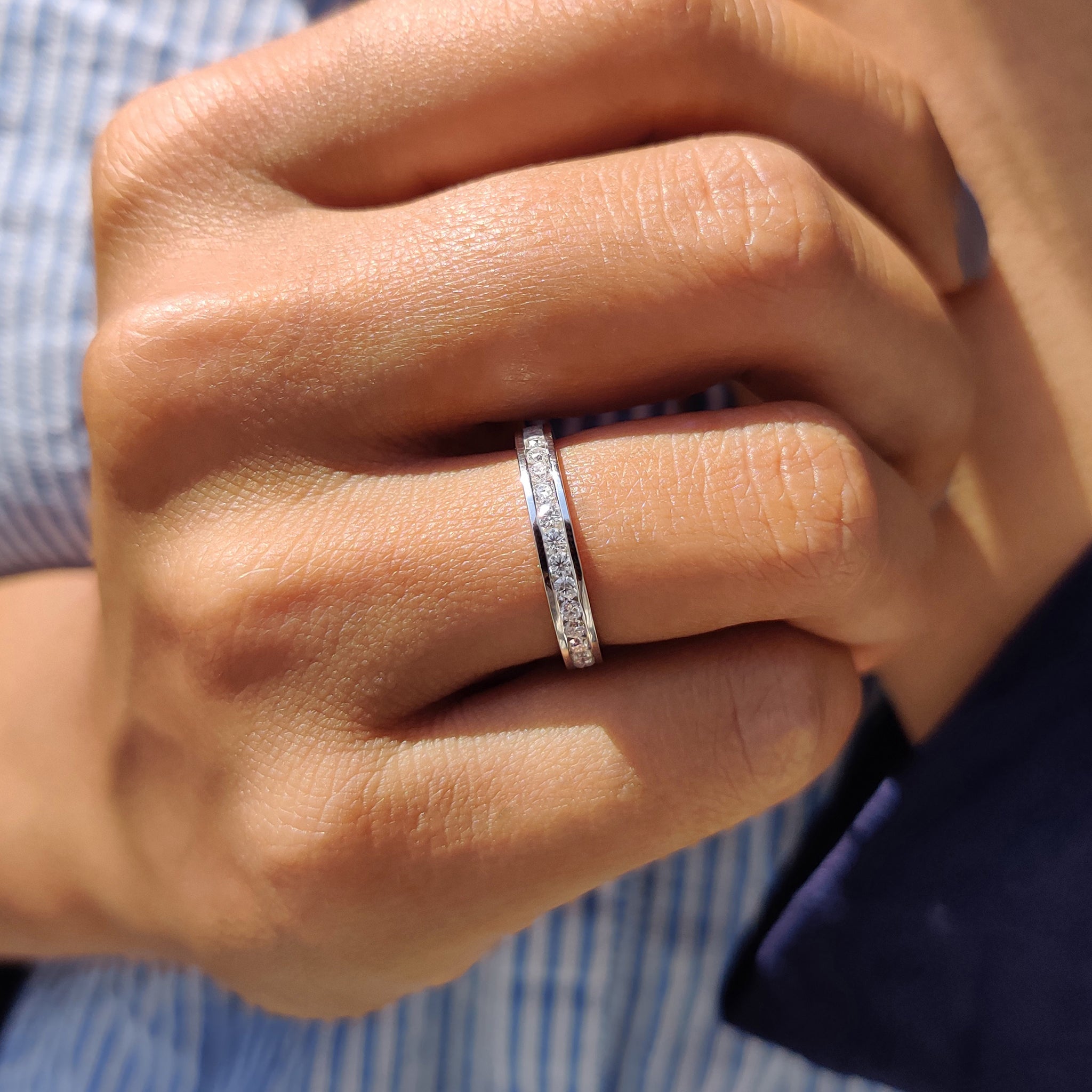Round Moissanite Channel Set Wedding Band Zweitbild