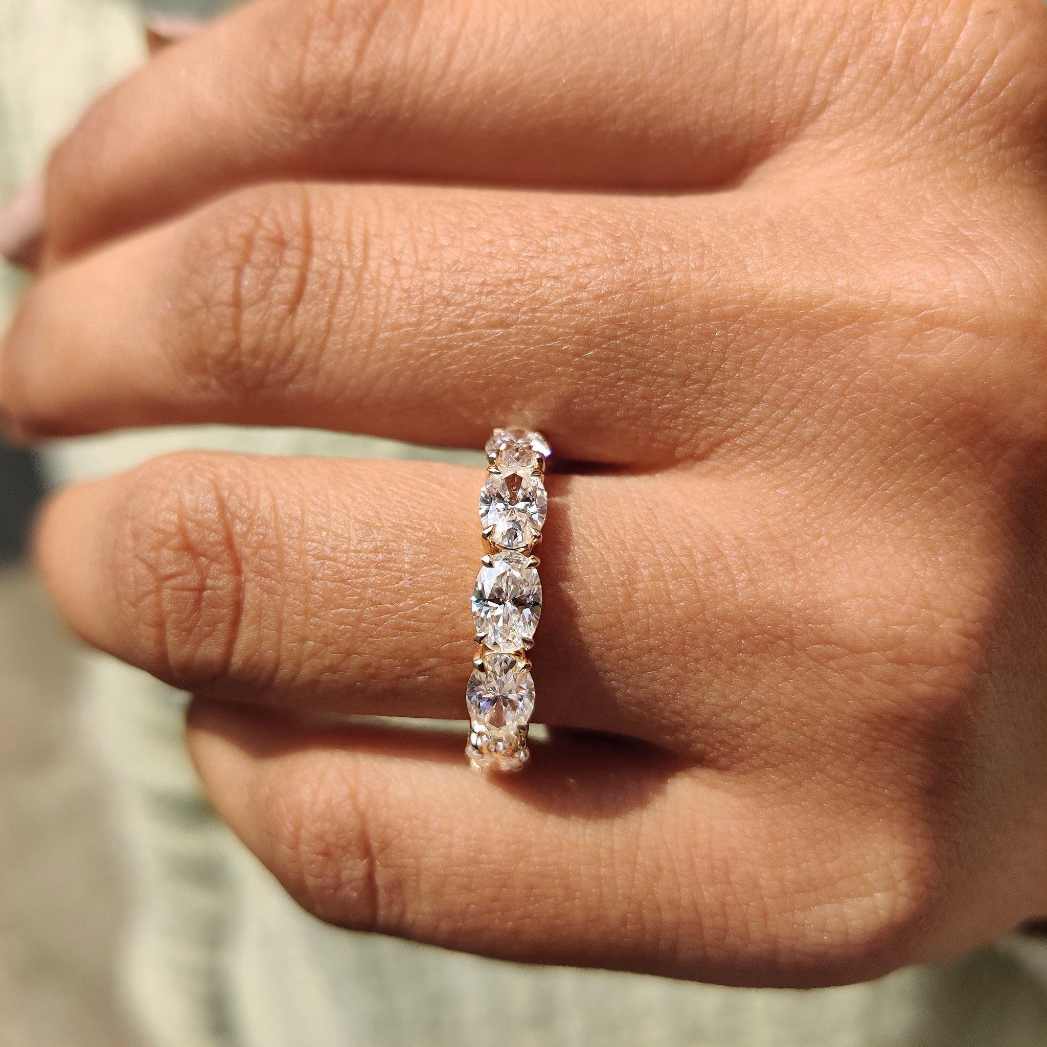 Five Stone Wedding Band In Oval Cut Moissanite Imagen secundaria del producto