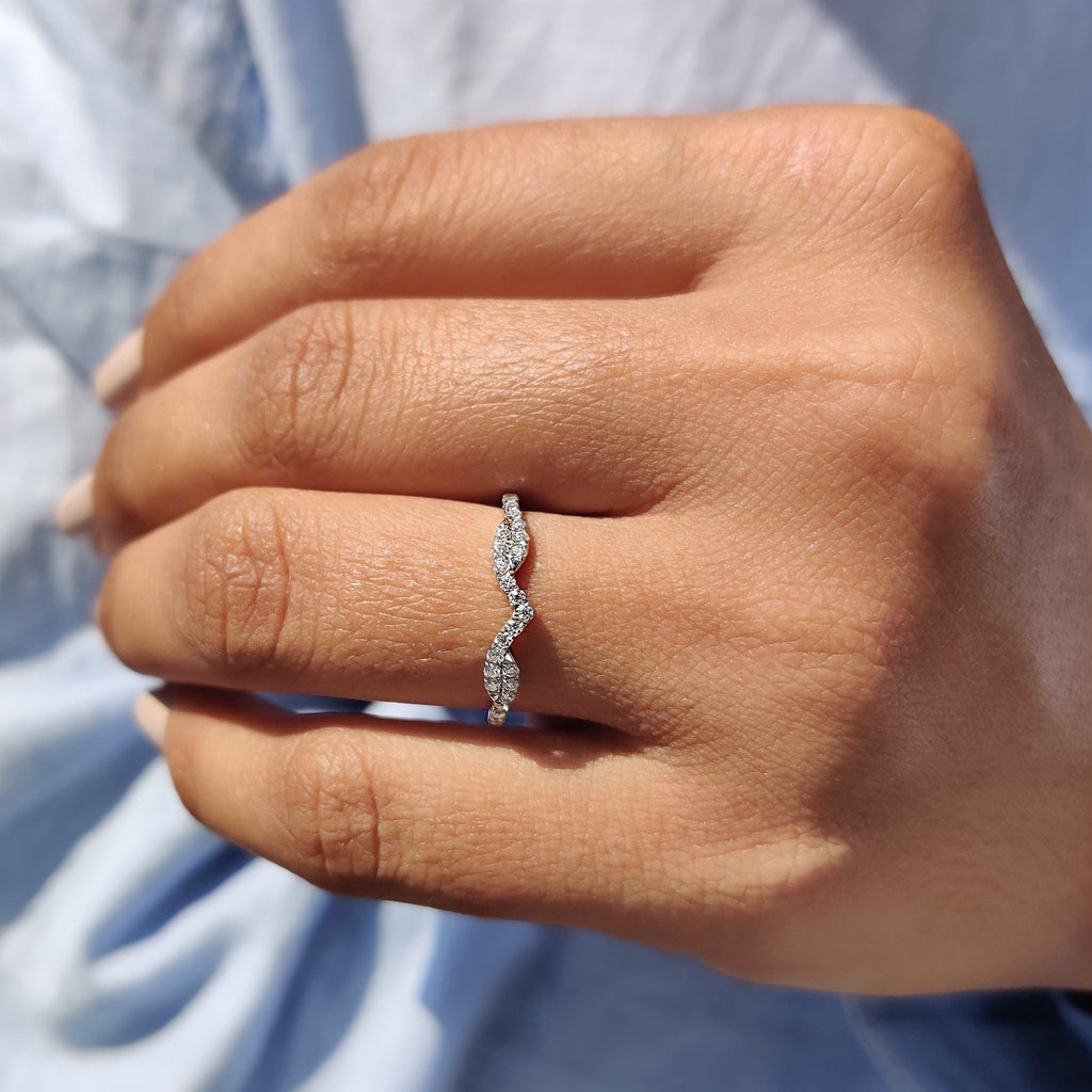 Round Cut Vintage Style Chevron Wedding Band
