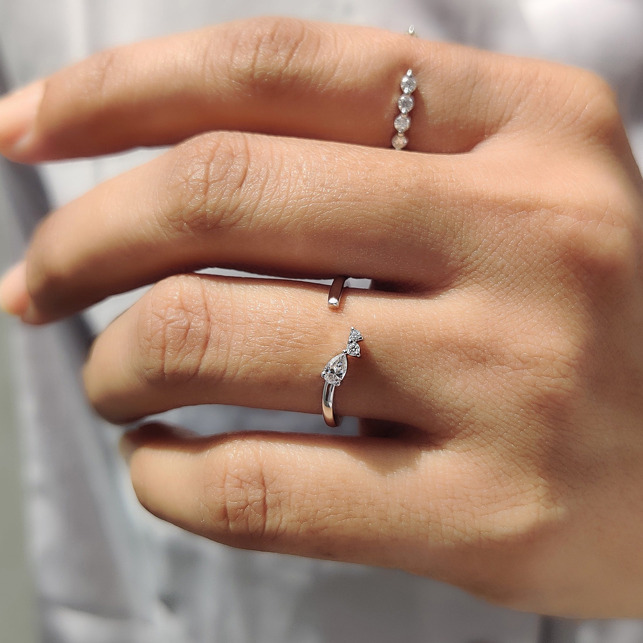 3 Stone Wedding Band In Pear And Round Cut Immagine secondaria del prodotto