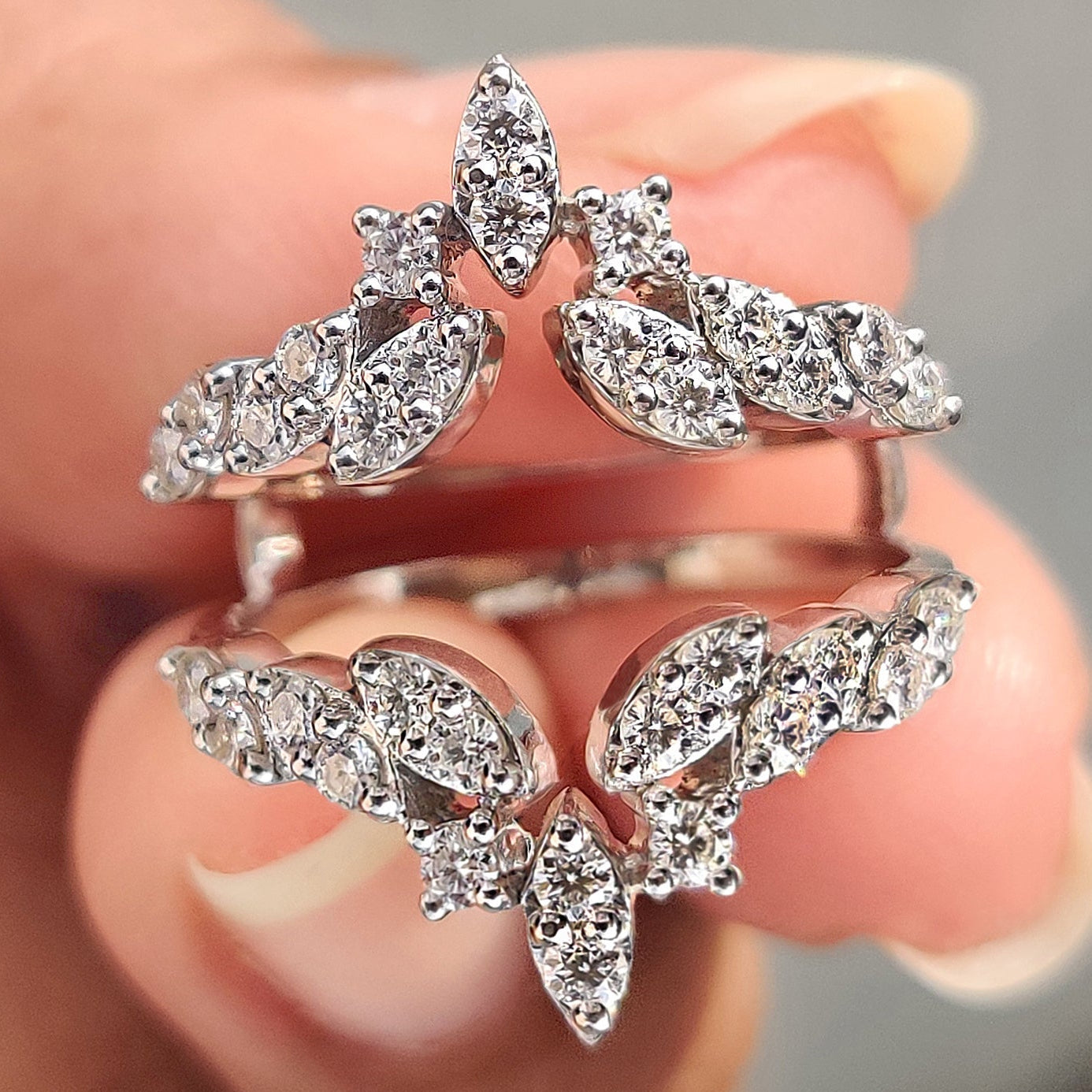 Round Cut Wrap Guard Ring Enhancer Wedding Band Hauptbild