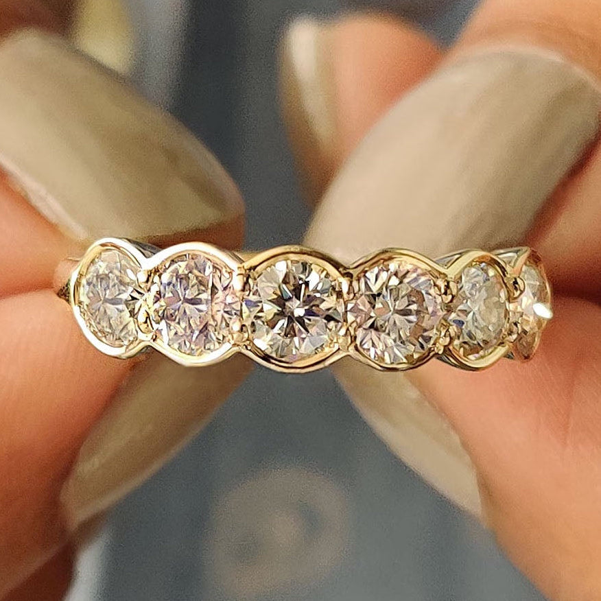 Half Eternity Bezel Set Wedding Band Imagen principal del producto