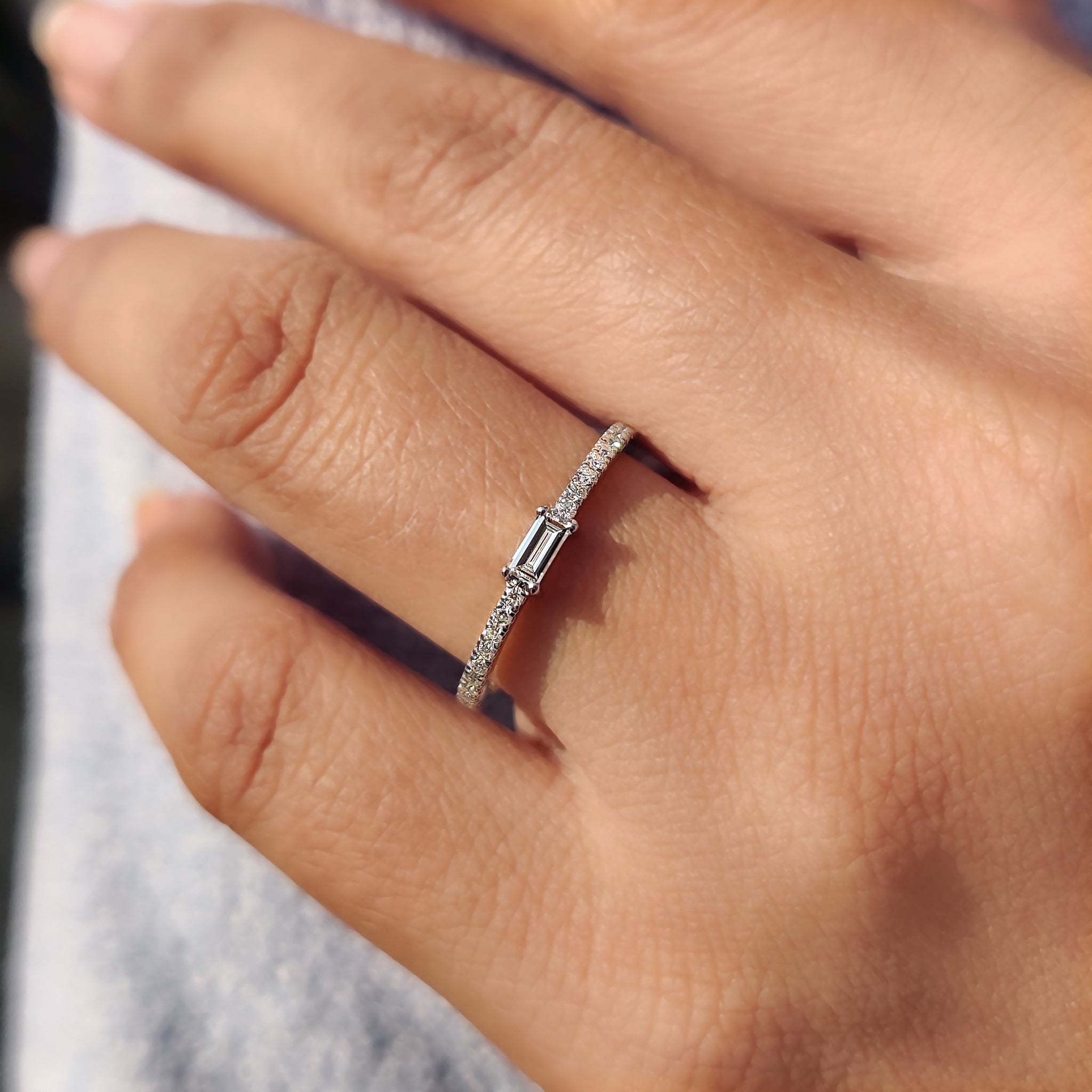 Round And Baguette Diamond Band In Half Eternity Style Image principale du produit