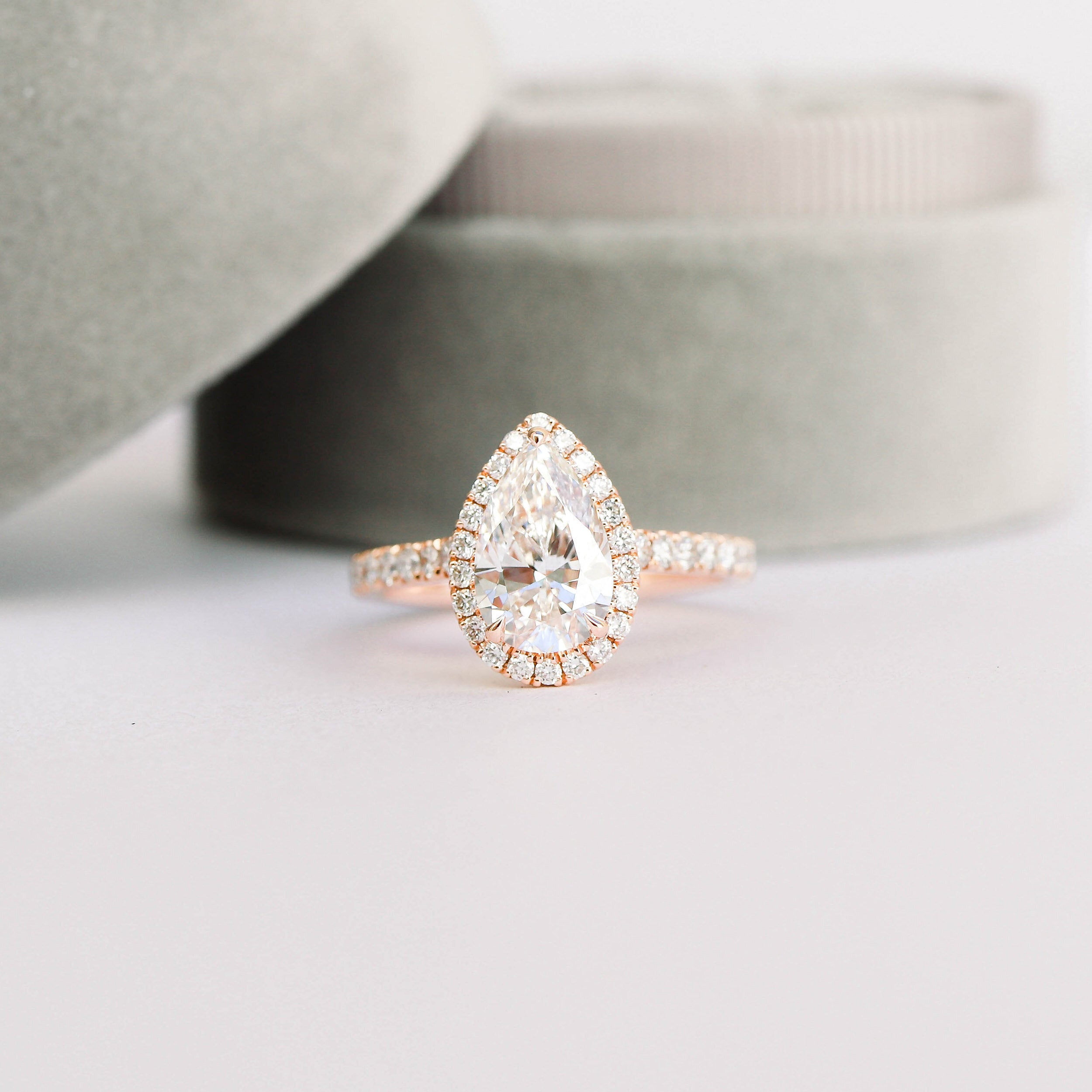 2.0 CT Pear Cut Moissanite Halo Setting Engagement Ring Image principale du produit