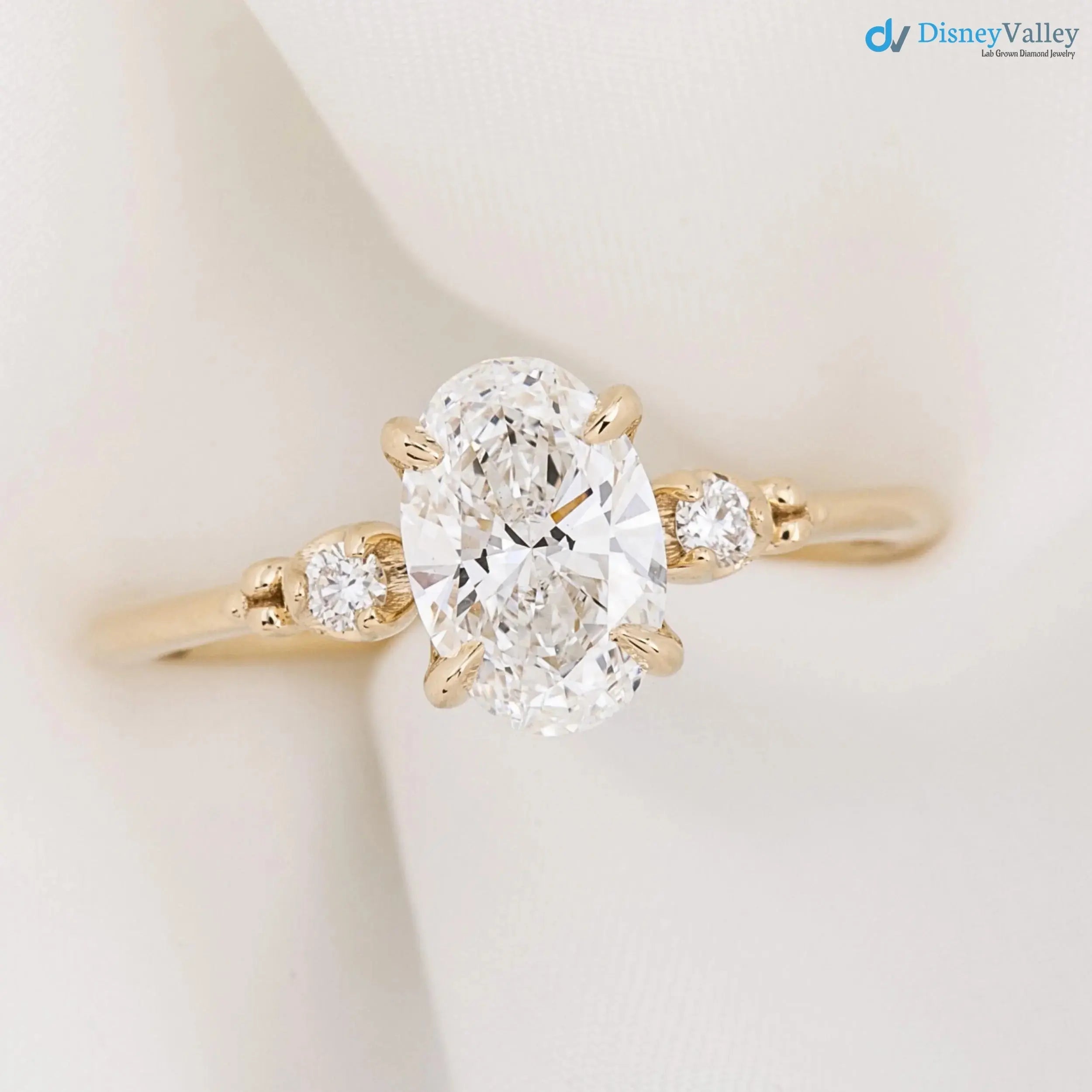 Dreistein-Verlobungsring mit ovalem Brillantschliff-Labordiamant (2 ct) Zweitbild