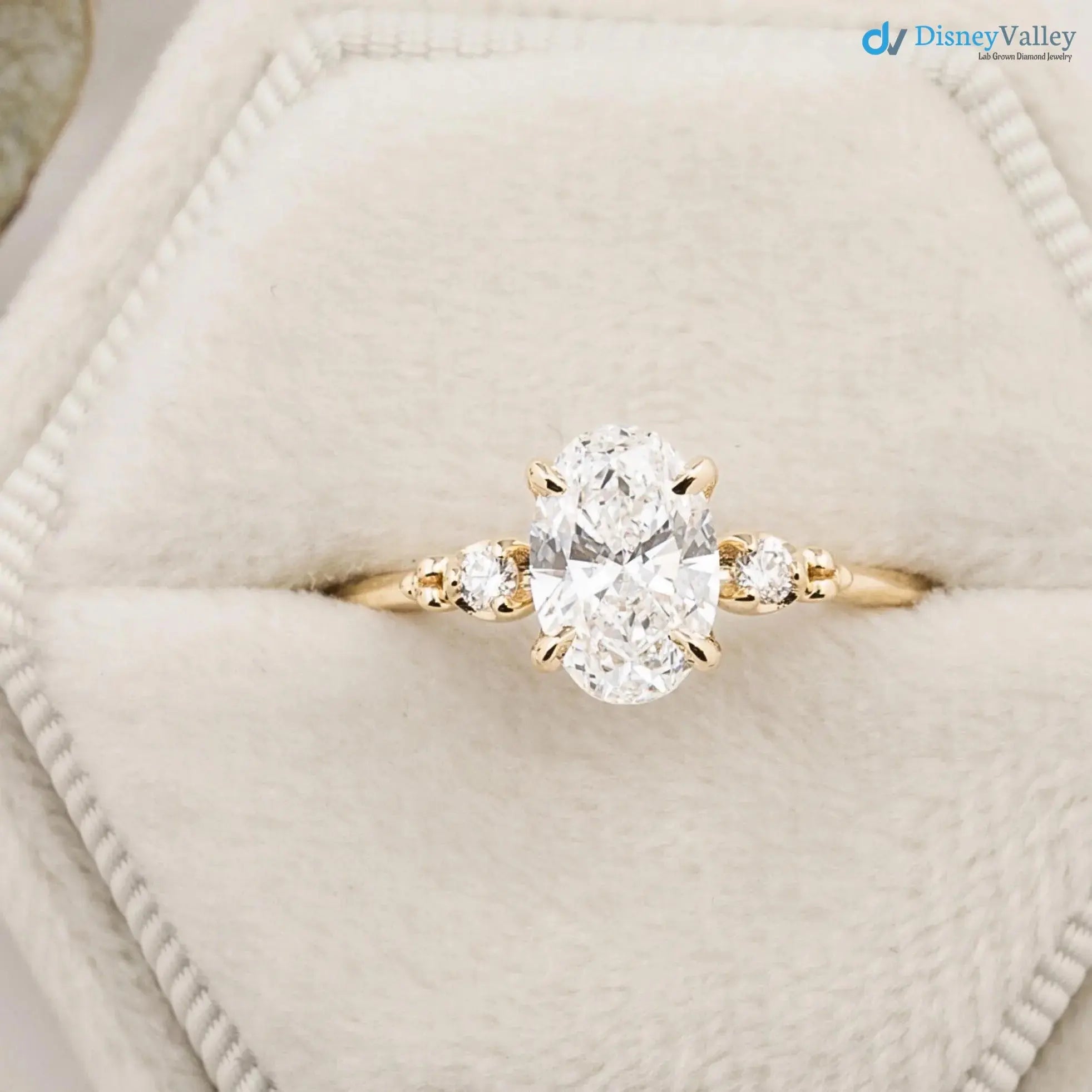 2 ct Oval Brilliant Cut Lab Diamond Three Stone Engagement Ring DisneyValley Hauptbild