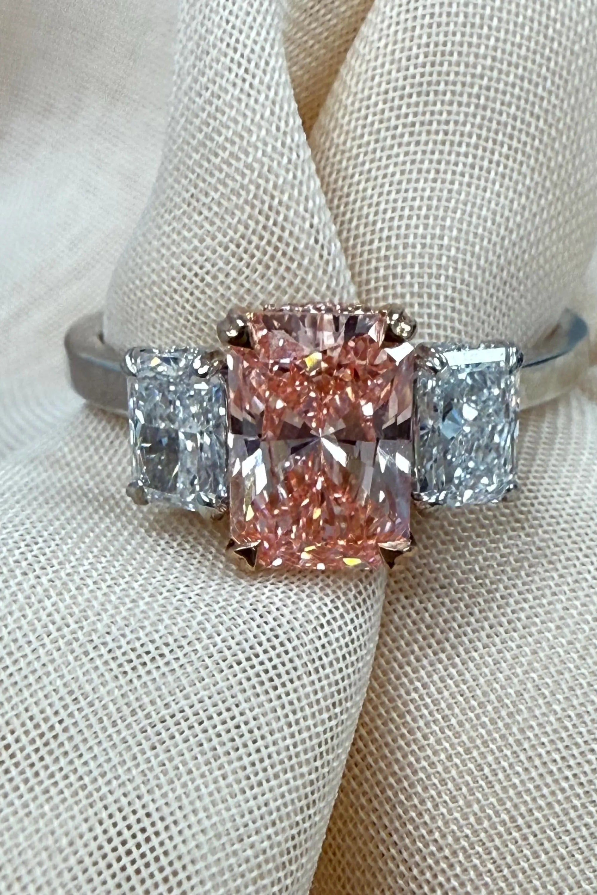 2.4 ct Radiant Cut Vivid Pink Lab Grown Diamond Engagement Ring DisneyValley Hauptbild