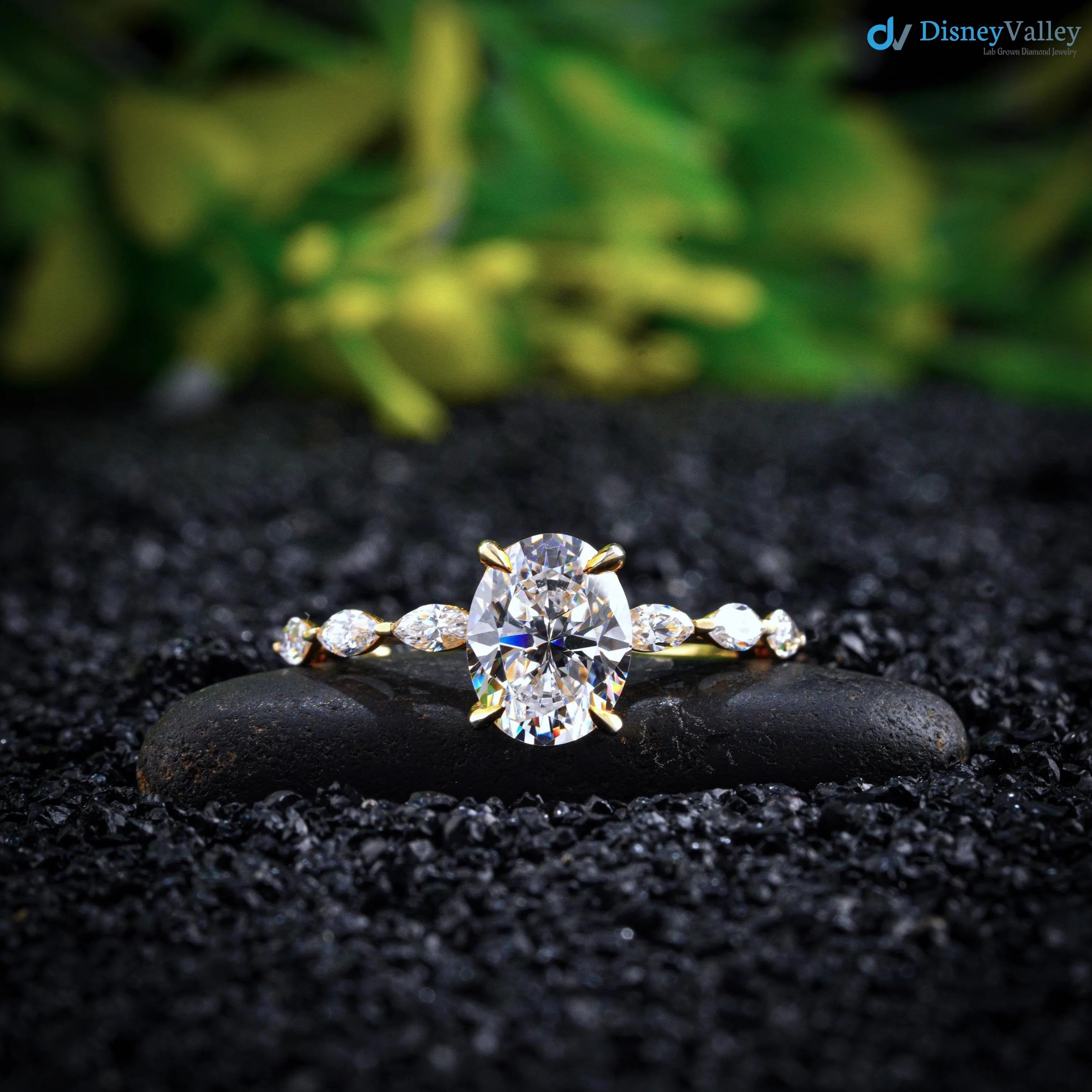 2.6 Ct Oval Cut Lab Grown Diamond Engagement Ring - DisneyValley Imagen principal del producto