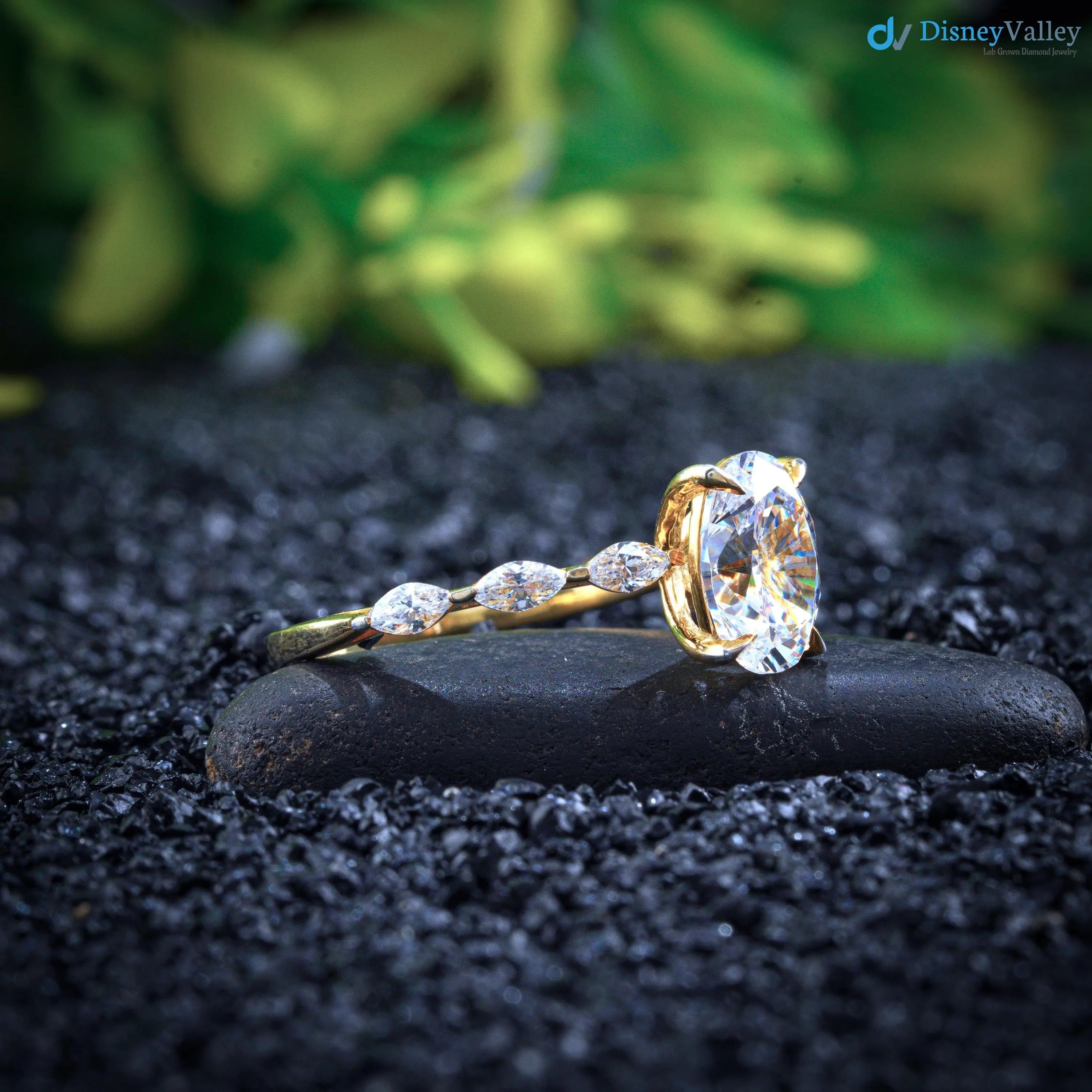 Anillo de compromiso con diamantes cultivados en laboratorio de talla ovalada de 2,6 quilates Imagen secundaria del producto