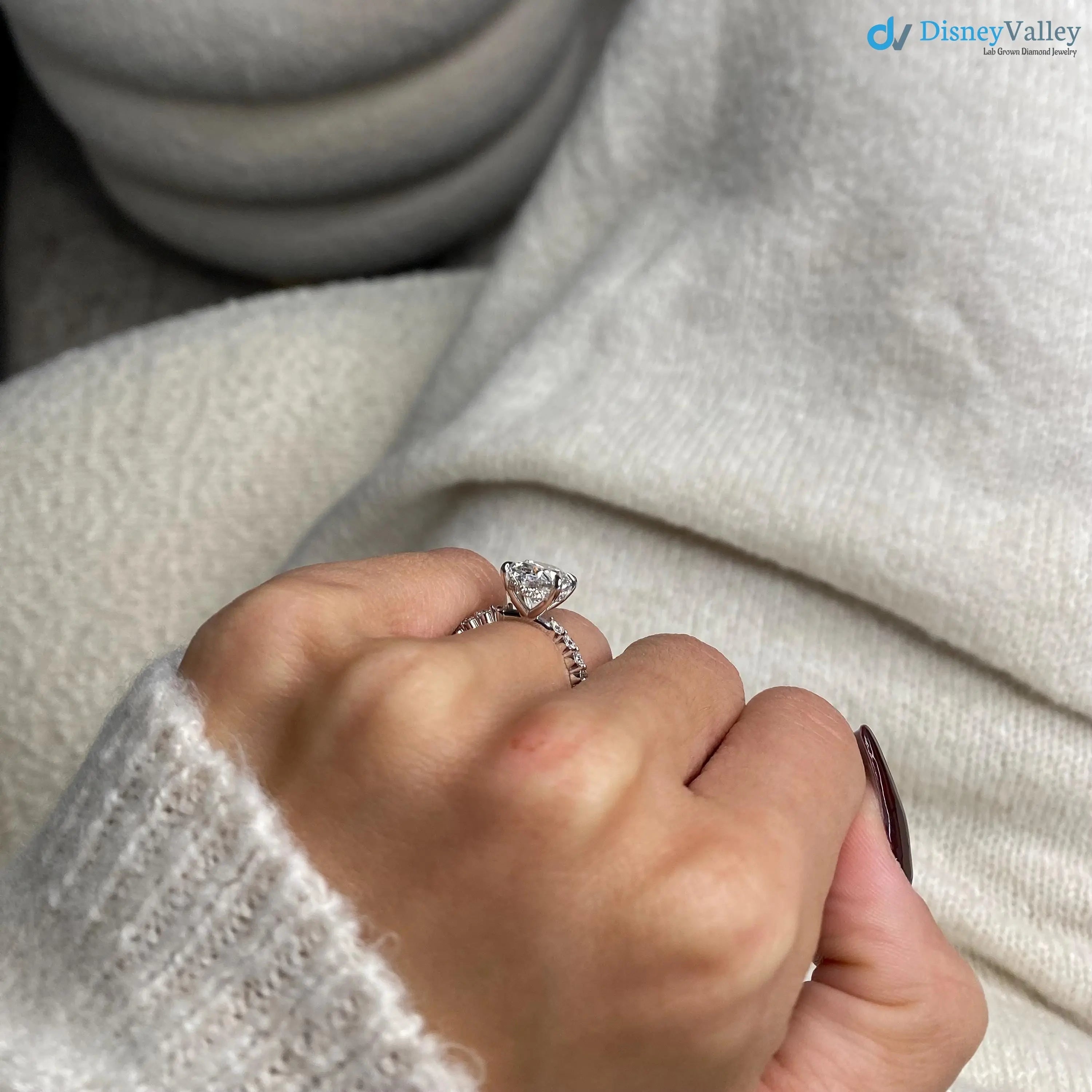 Anillo de compromiso de 2,75 quilates con corte ovalado y banda a juego. Imagen secundaria del producto