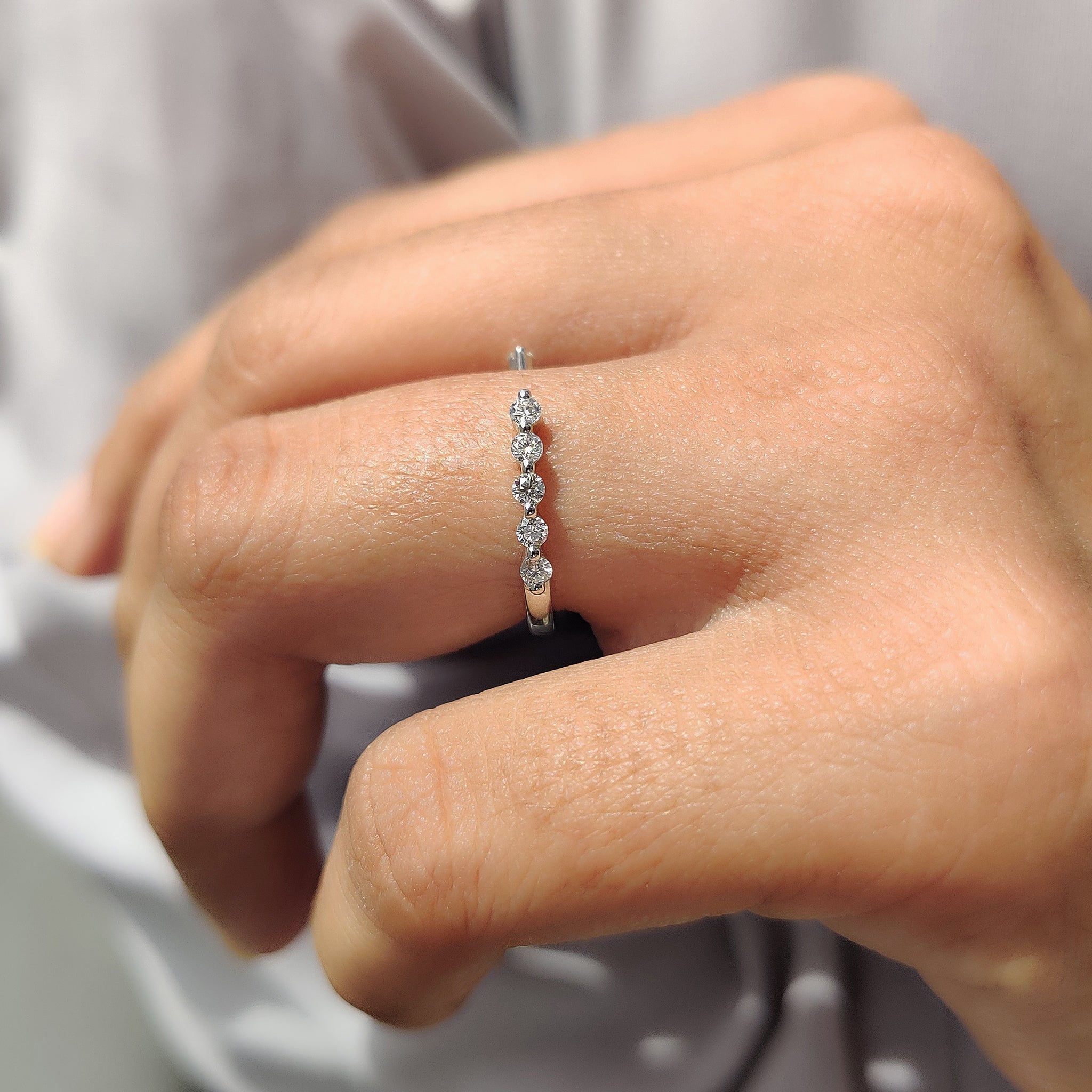 Round Cut Shared Prong Wedding Band Zweitbild