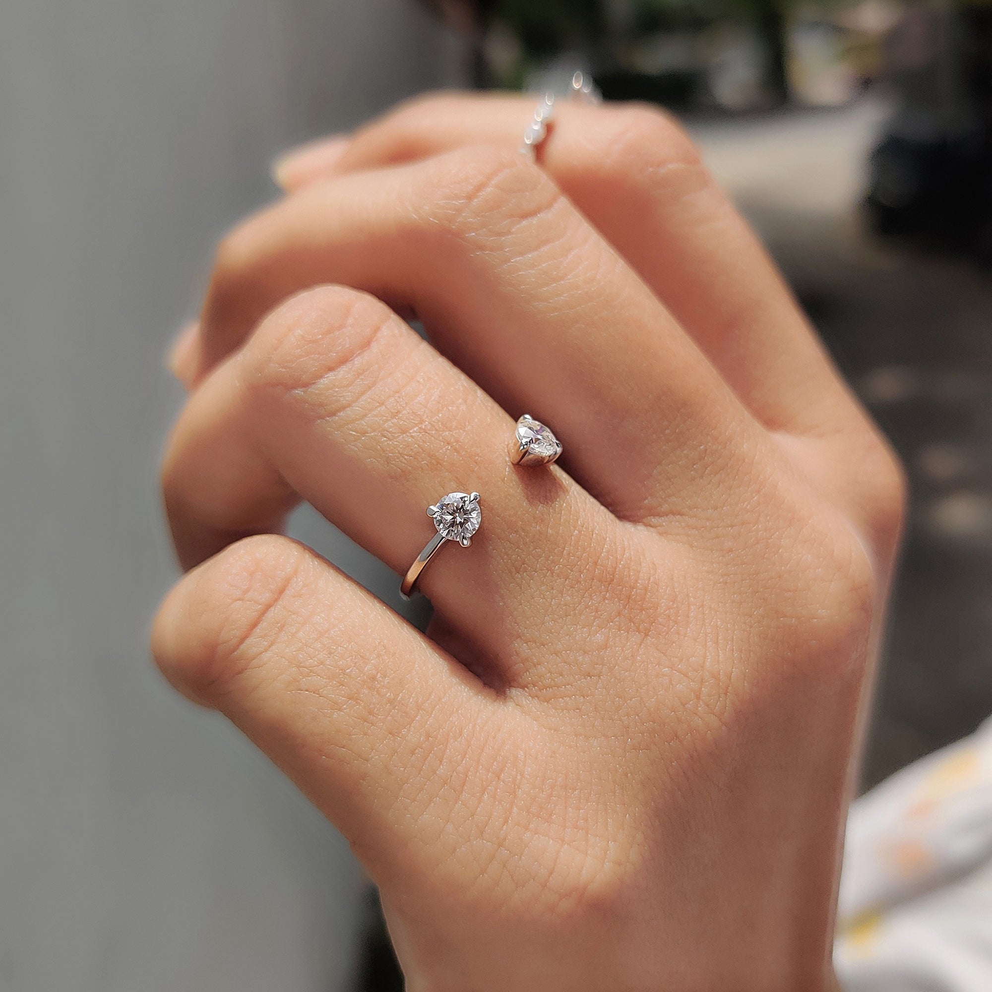 Round Cut 2 Stone Open Gap Wedding Band Image secondaire du produit