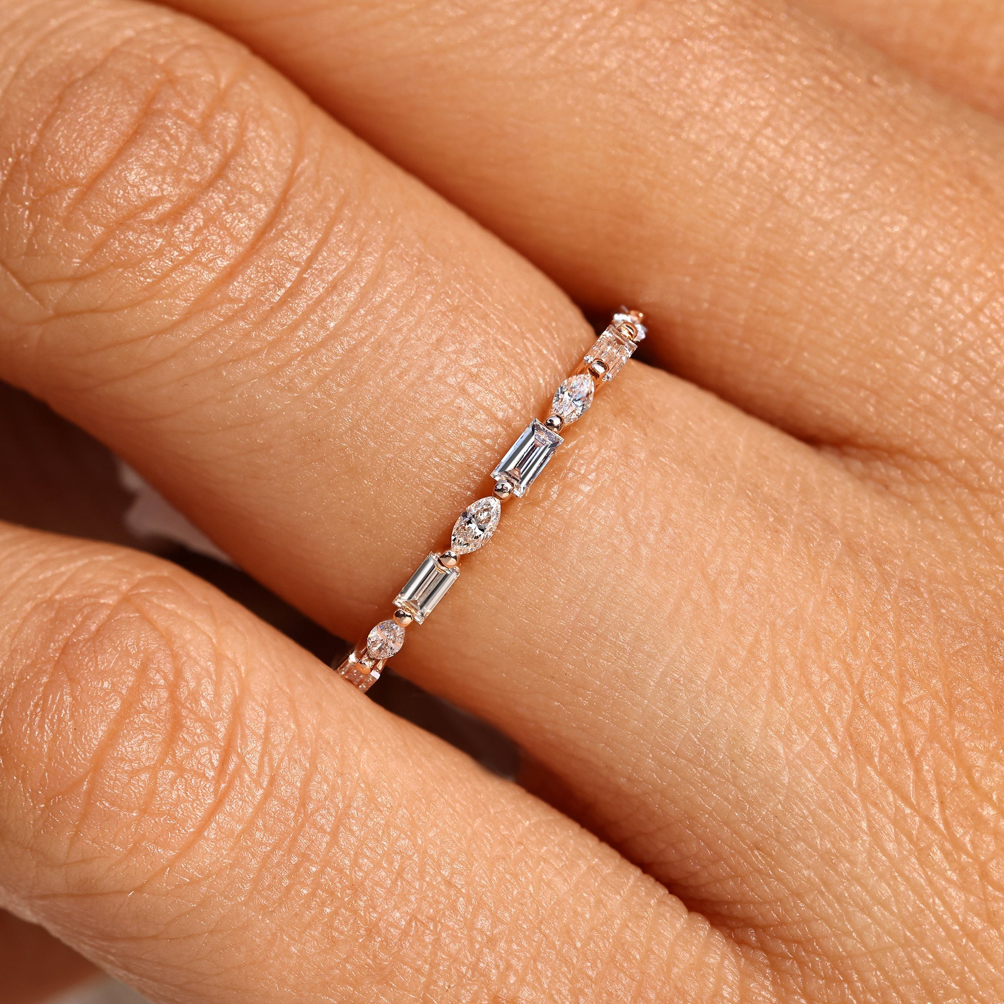 Full Eternity Shared Prong Wedding Band Imagen principal del producto