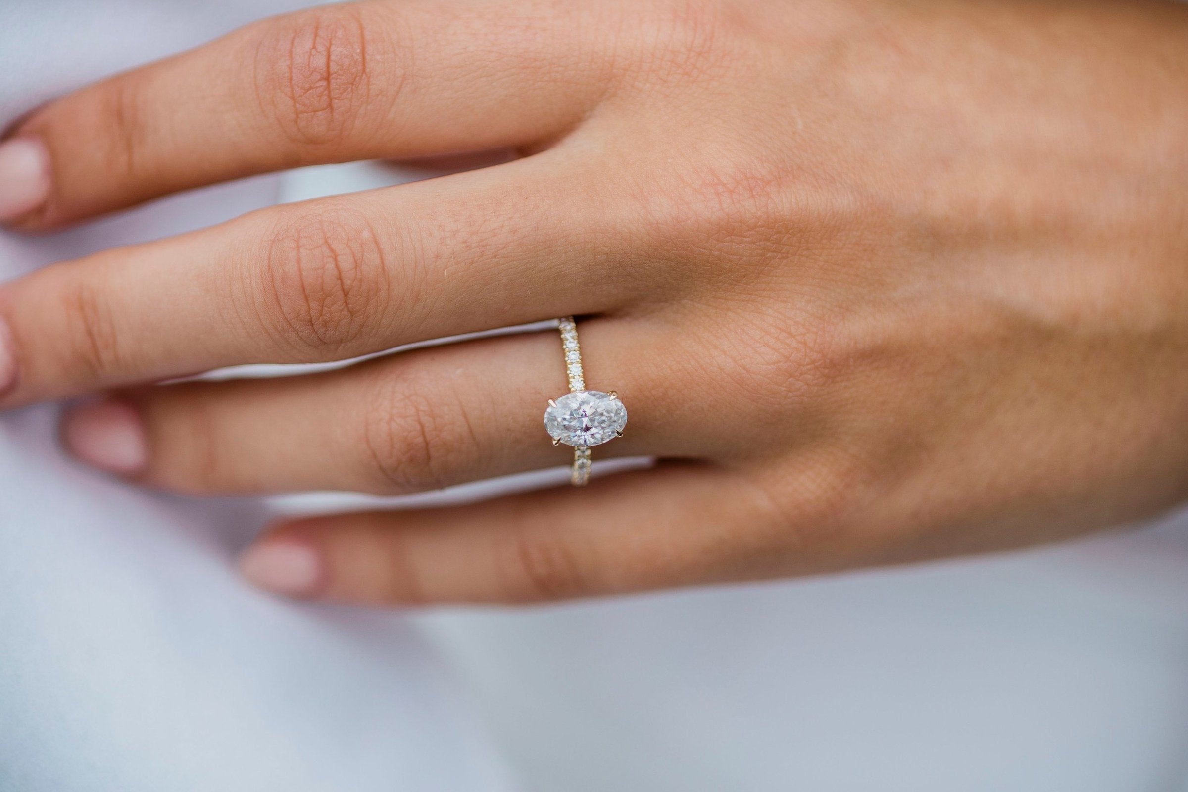 1.85 CT Oval Cut Moissanite Hidden Halo Engagement Ring Zweitbild