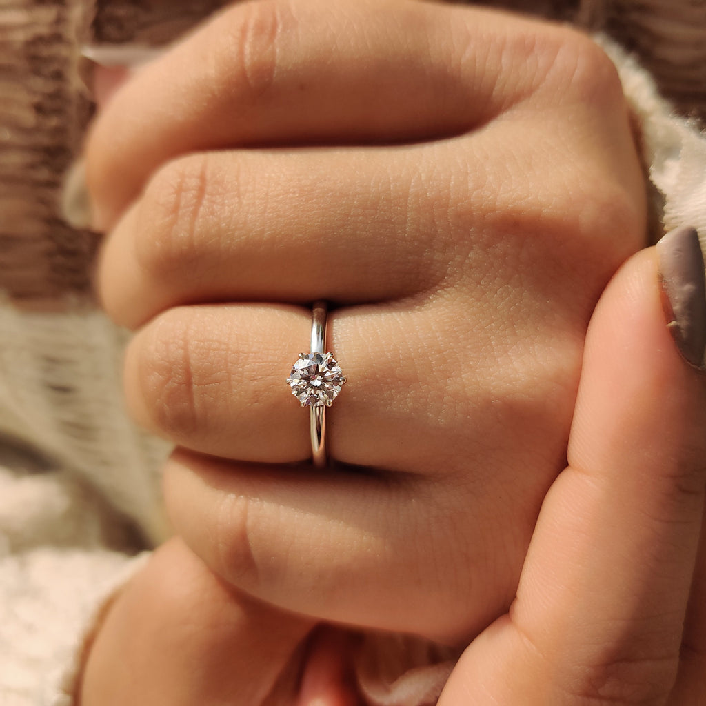 Round Cut Ring In White Gold
