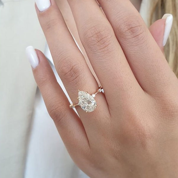 2.50 CT Pear Moissanite Solitaire Dainty Style Engagement Ring Immagine secondaria del prodotto