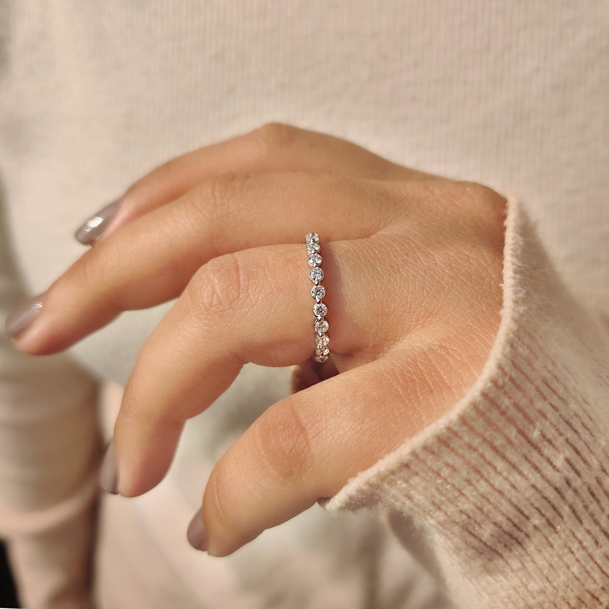 Gold Eternity Band - Round Diamond Imagen secundaria del producto