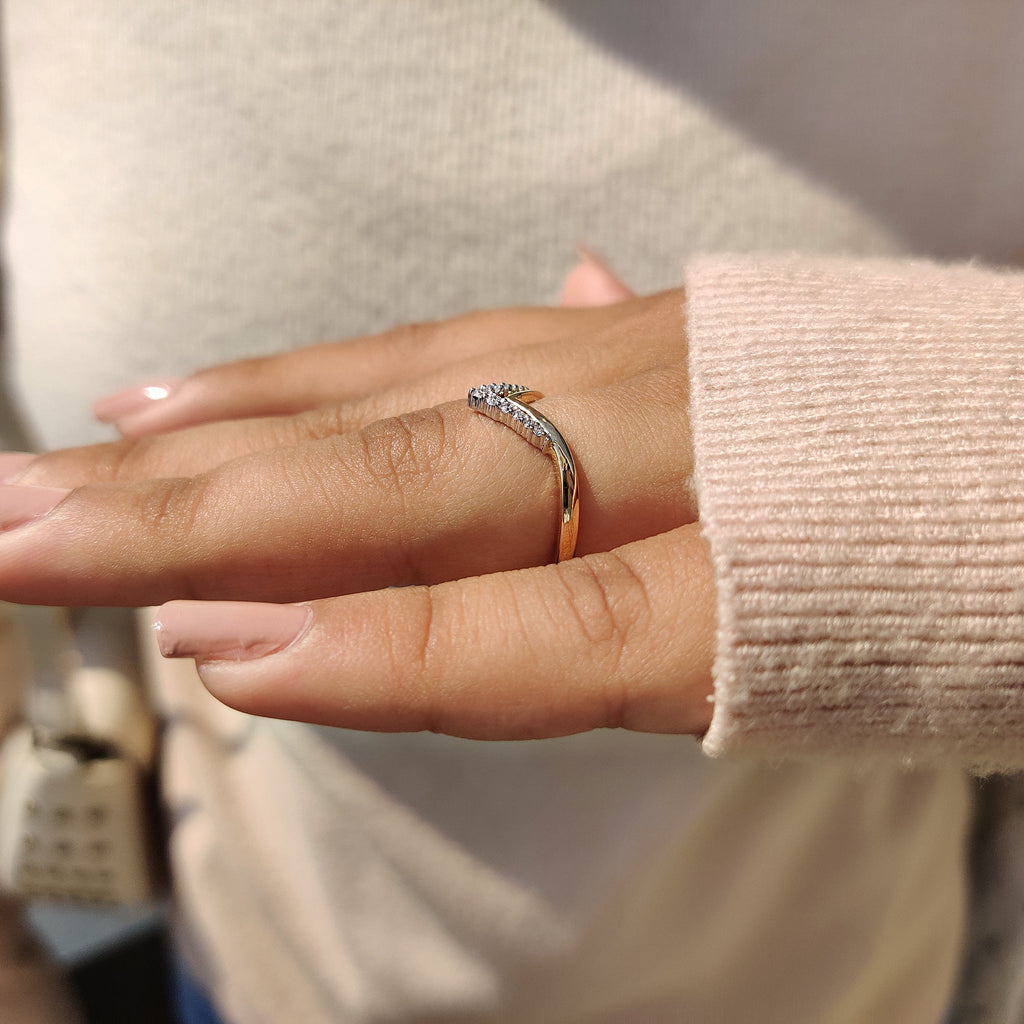 Round Cut Chevron Wedding Band