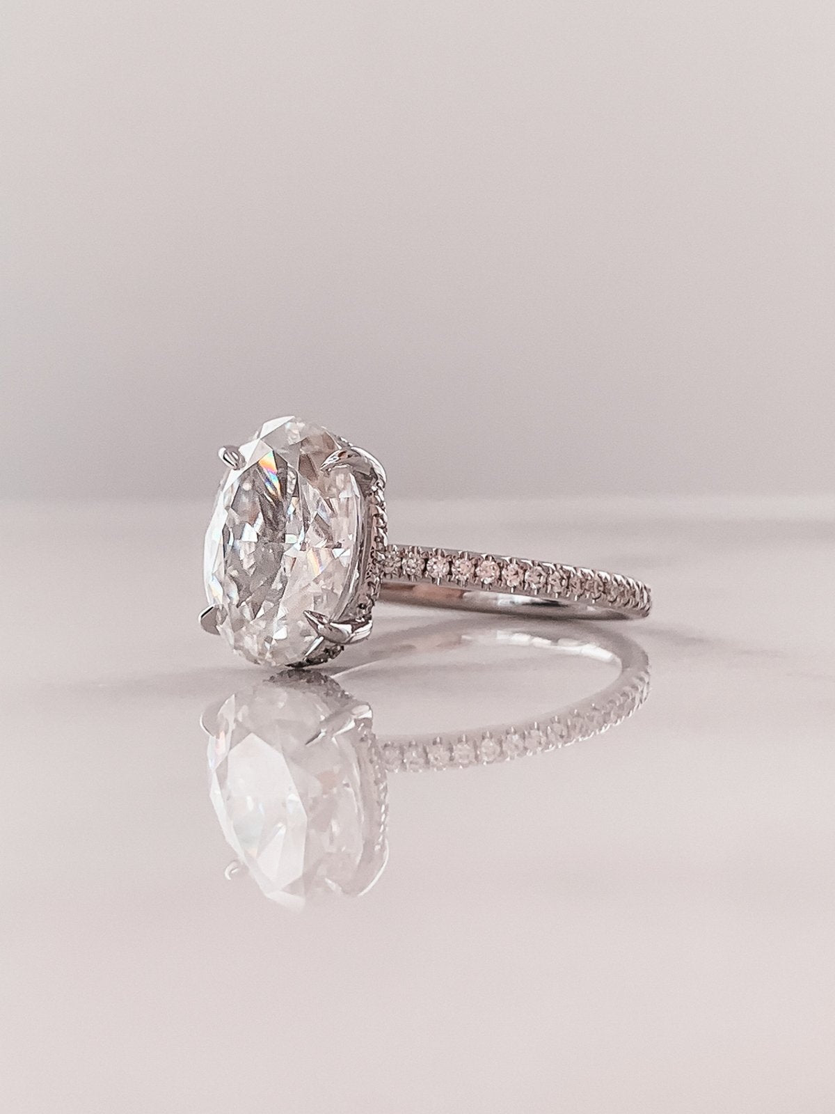 2.0 CT Oval Moissanite Hidden Halo Pave Setting Engagement Ring Image secondaire du produit