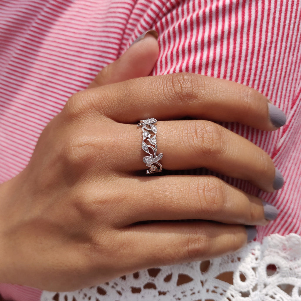 Vintage Style Wedding Band With Round Moissanite