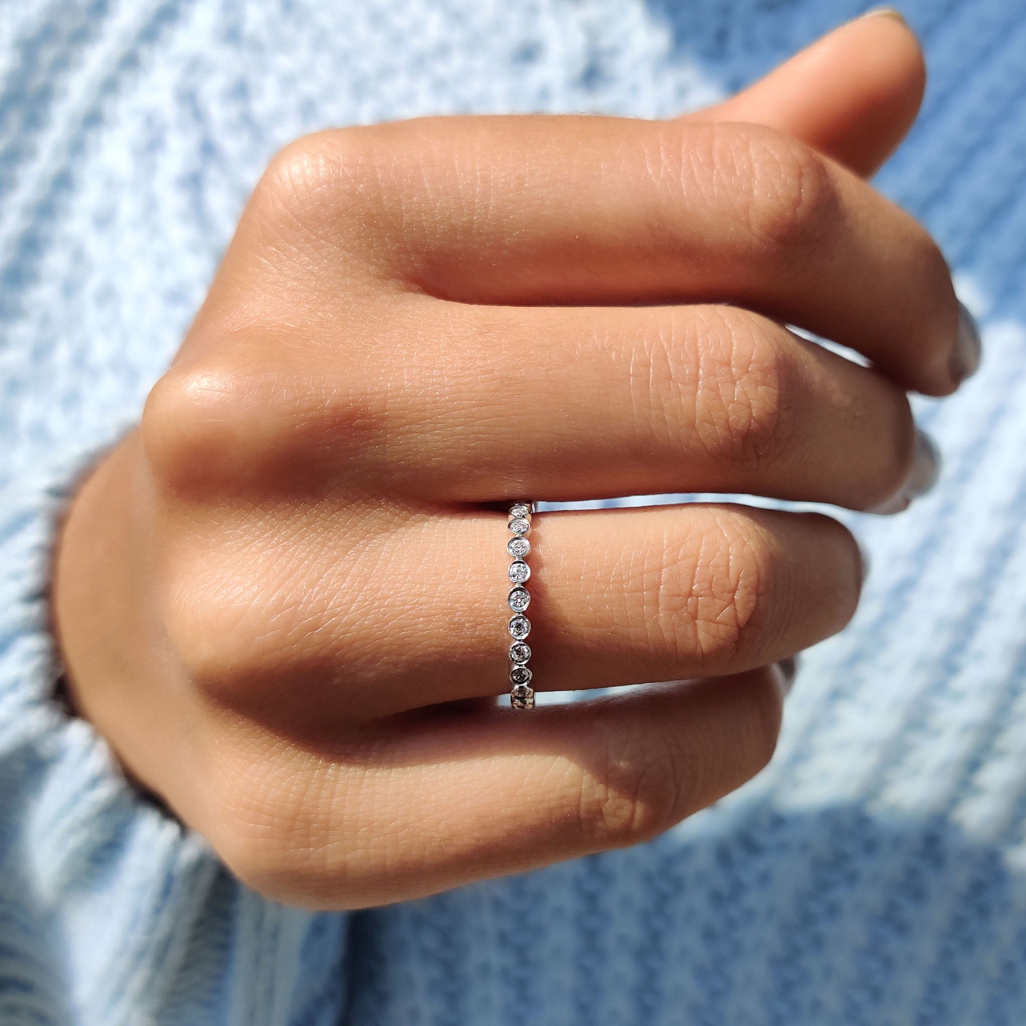 Round Eternity Band In a Smooth Bezel Set Design Zweitbild