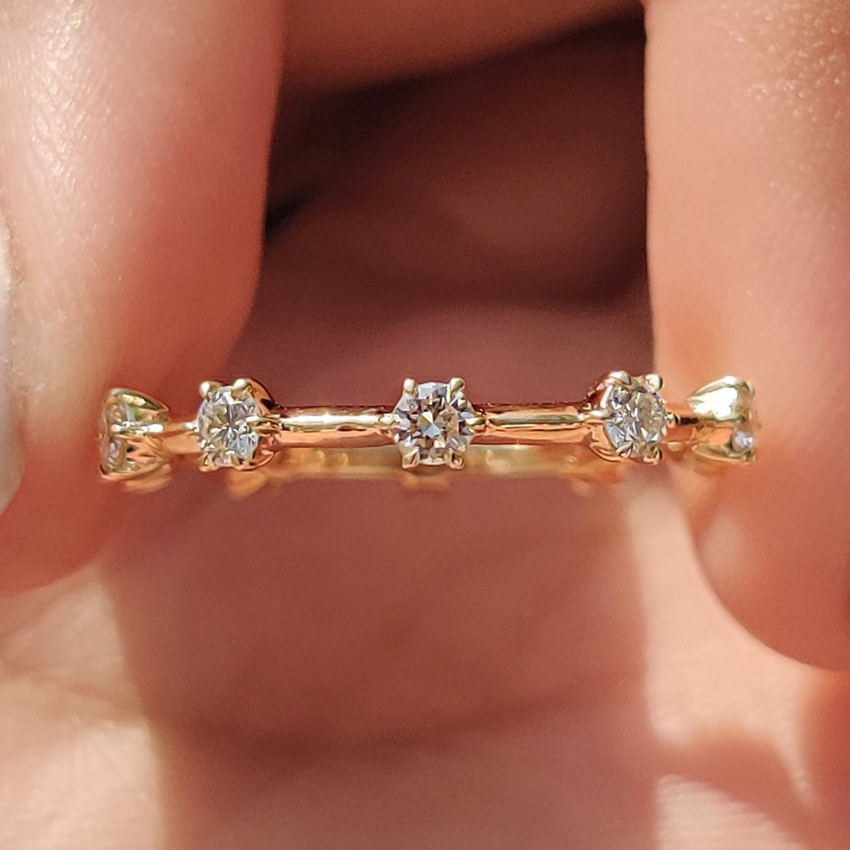round cut wedding band In Distance Pave Setting Hauptbild