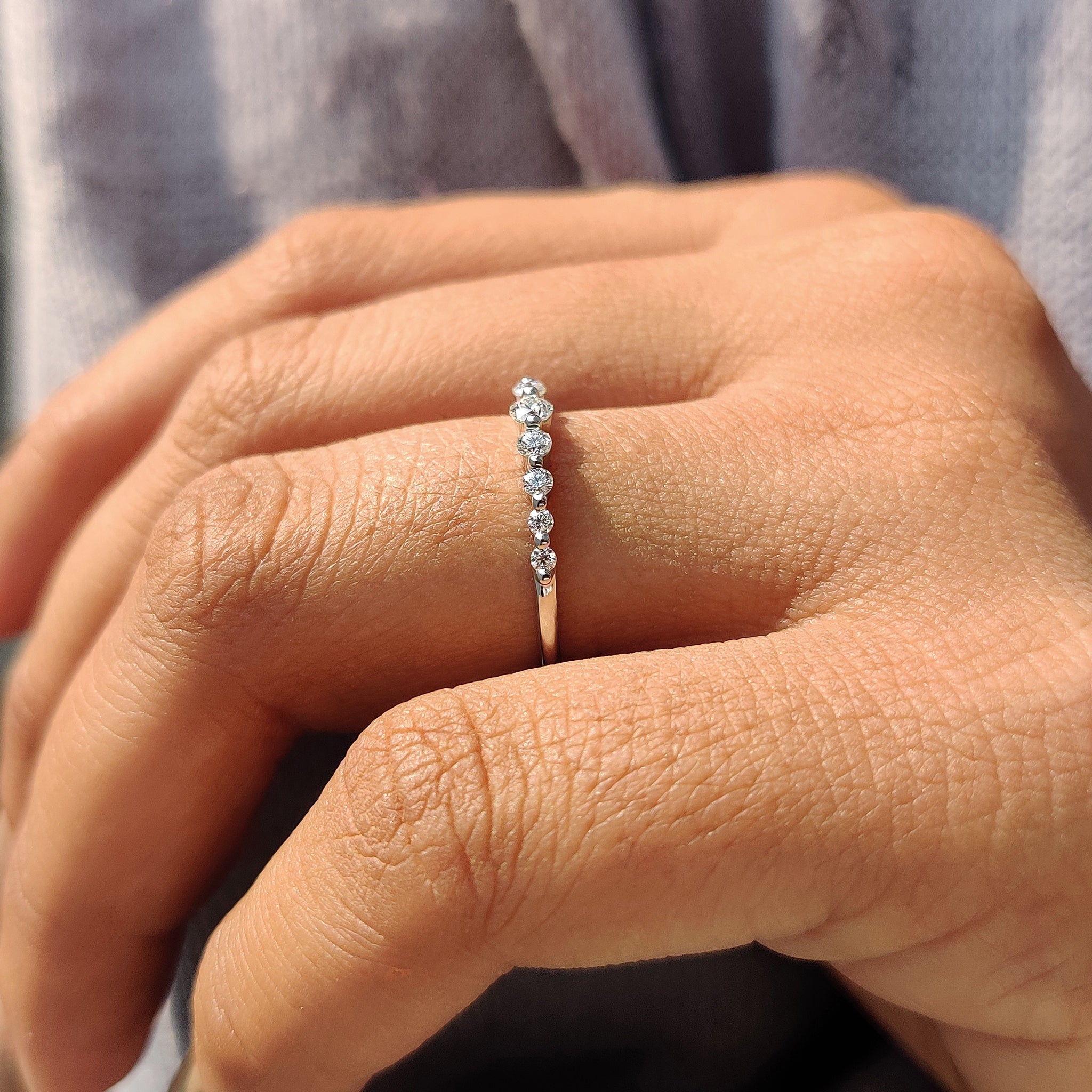 Shared Prong Eternity Band In White Gold Immagine secondaria del prodotto