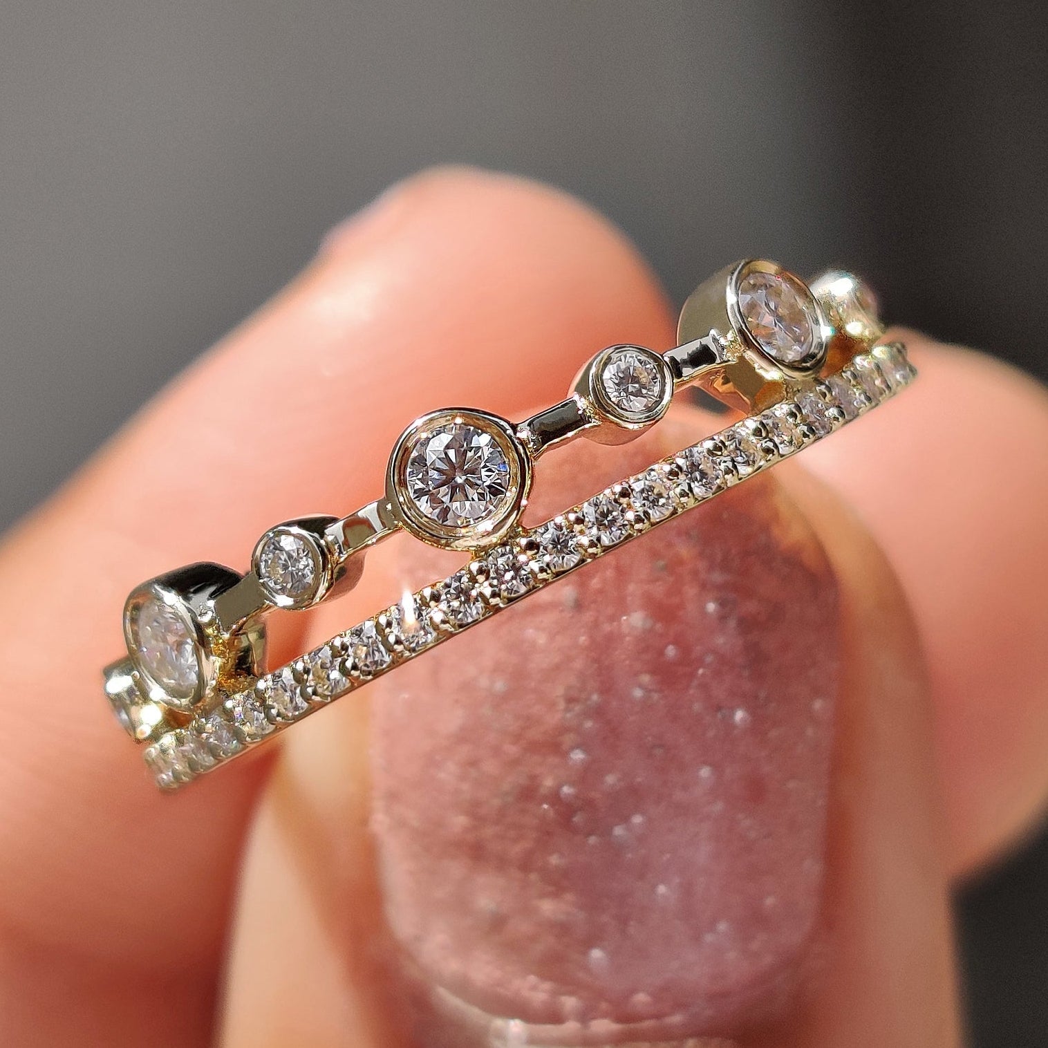 Double Row Wedding Band With Round Cut Bezel Set Imagen principal del producto