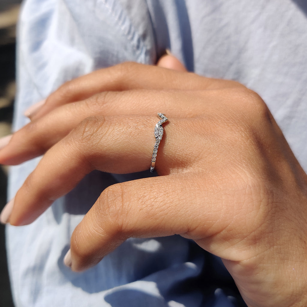 Round Cut Vintage Style Chevron Wedding Band