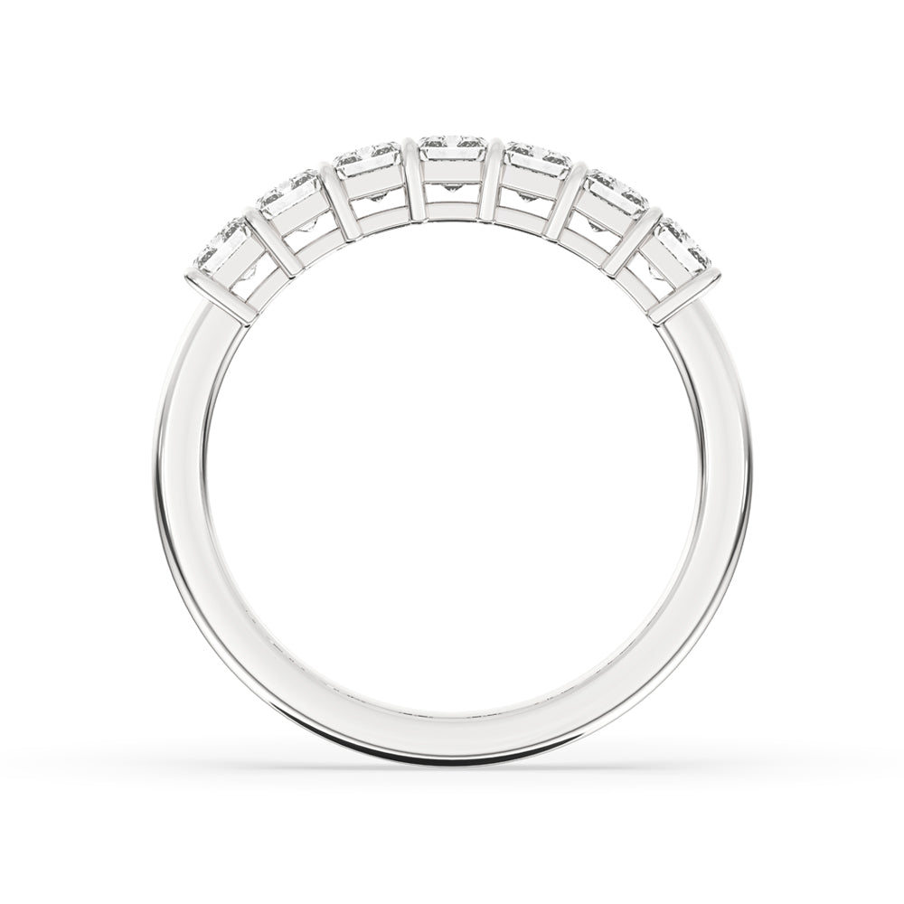 Half Eternity Emerald Cut Diamond Band Imagen secundaria del producto