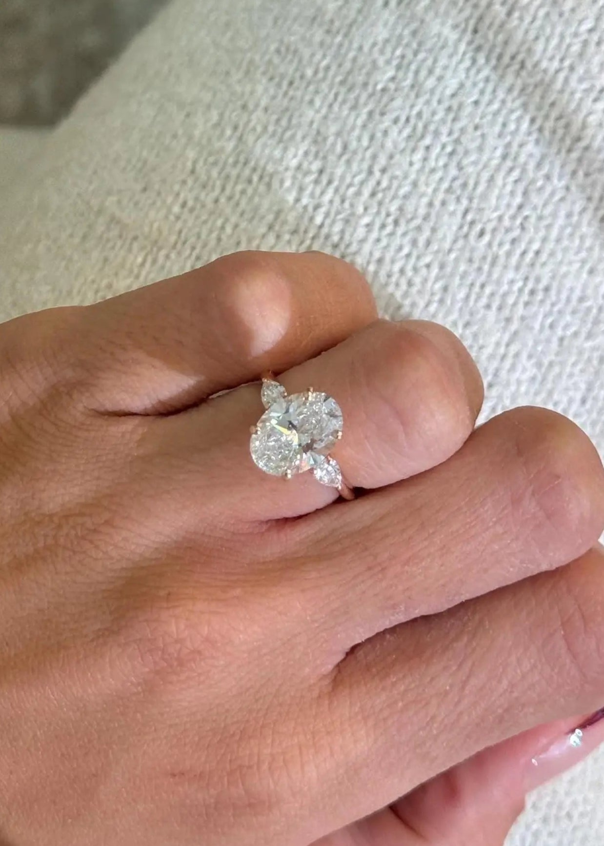 3.50 Carats IGI Certifed Lab Grown Oval Cut Diamond Engagement Ring - DisneyValley Imagen principal del producto