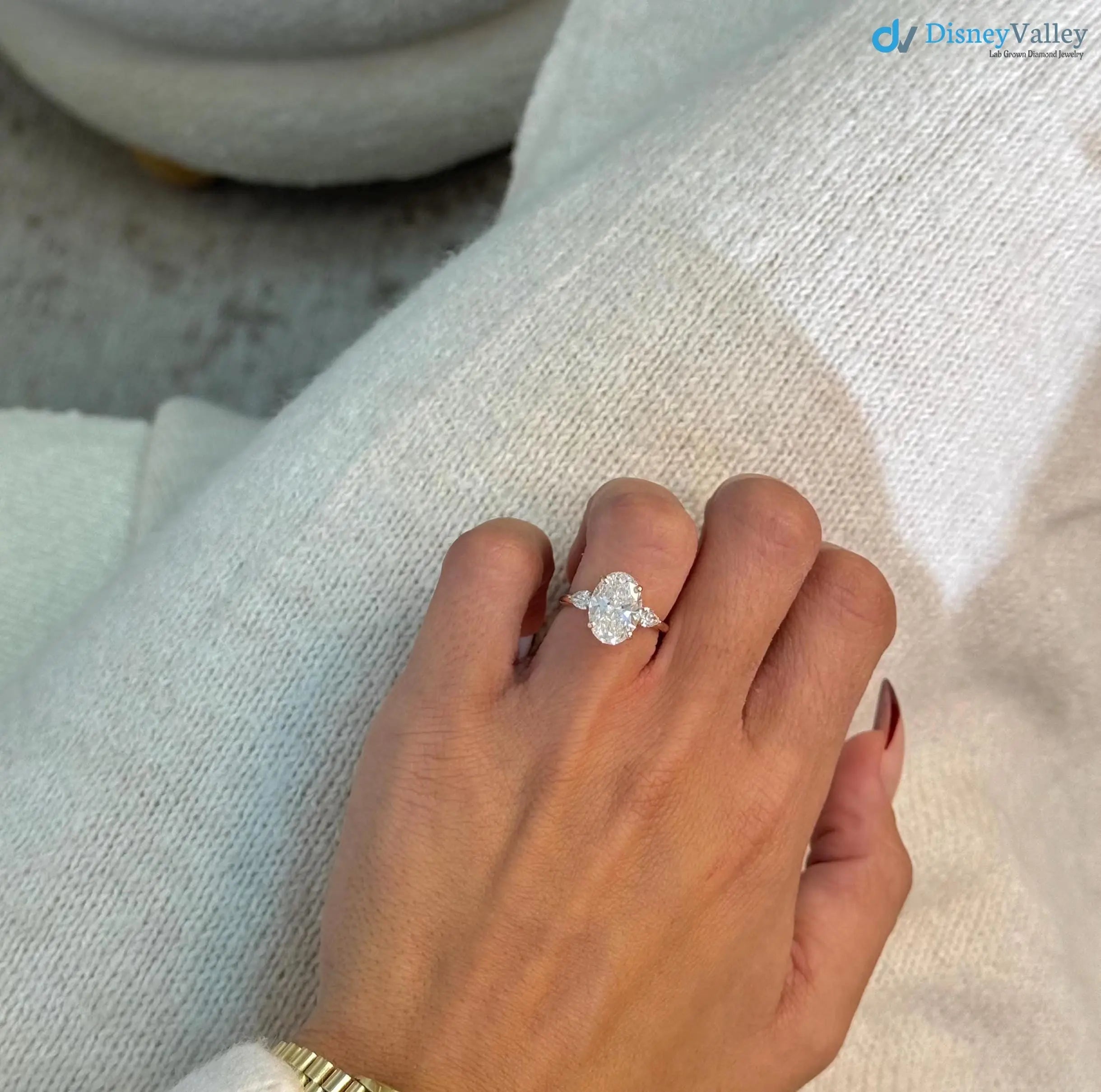 Anillo de compromiso con diamante de talla ovalada cultivado en laboratorio con certificación IGI de 3,50 quilates Imagen secundaria del producto