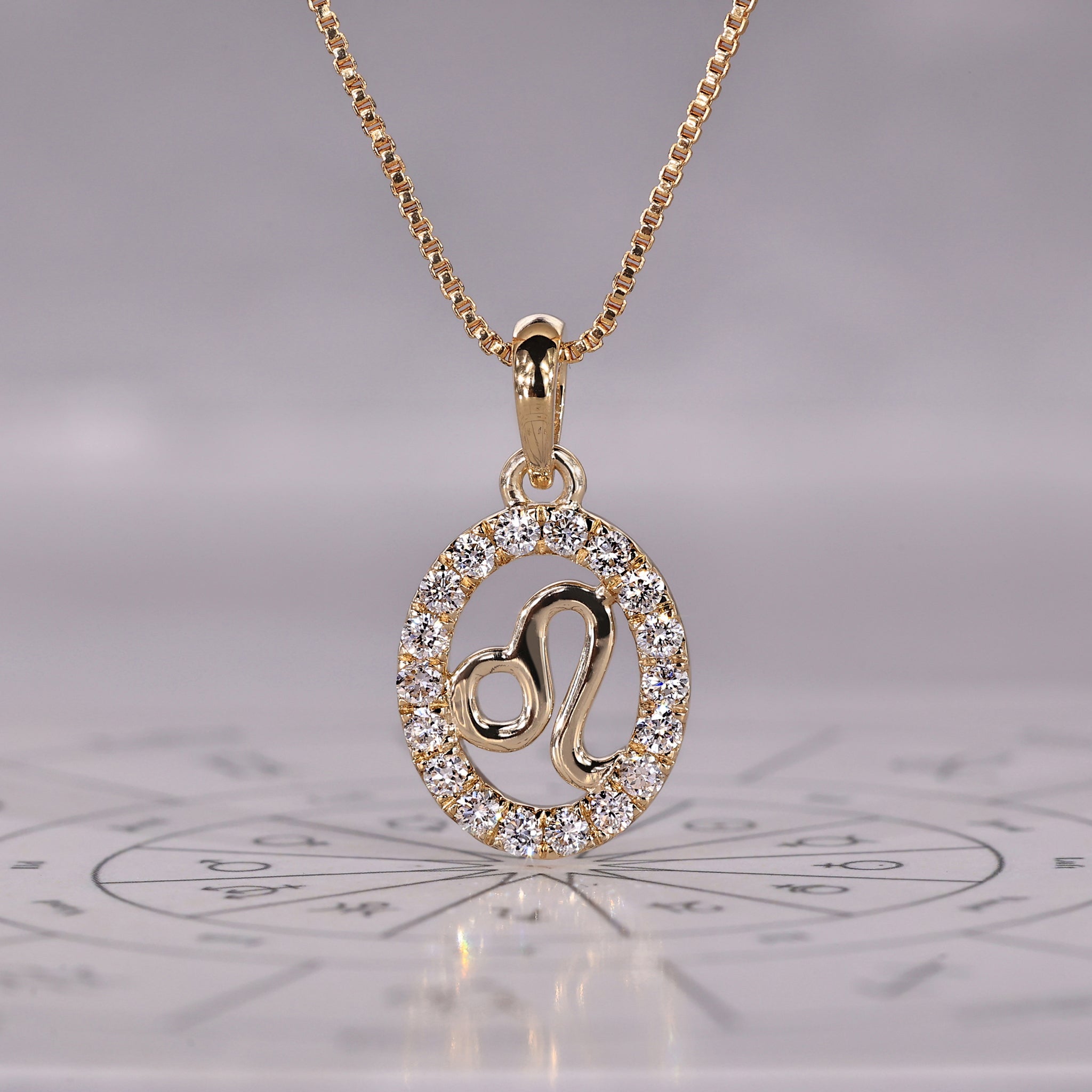 Yellow Gold Leo Pendant In Halo Setting Image secondaire du produit