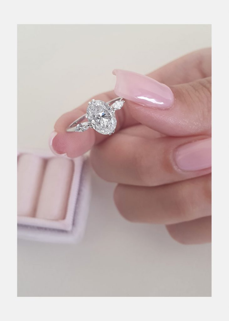 2.0 CT Oval Moissanite Three Stones Engagement Ring