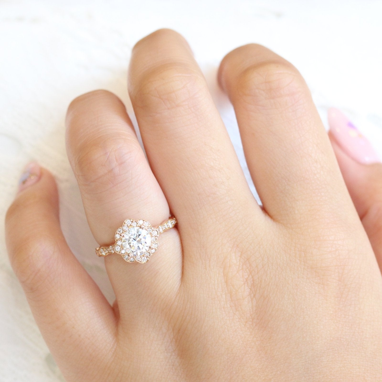 1.0 CT Vintage Floral Round Cut Diamond Moissanite Halo Engagement Ring Secondary image