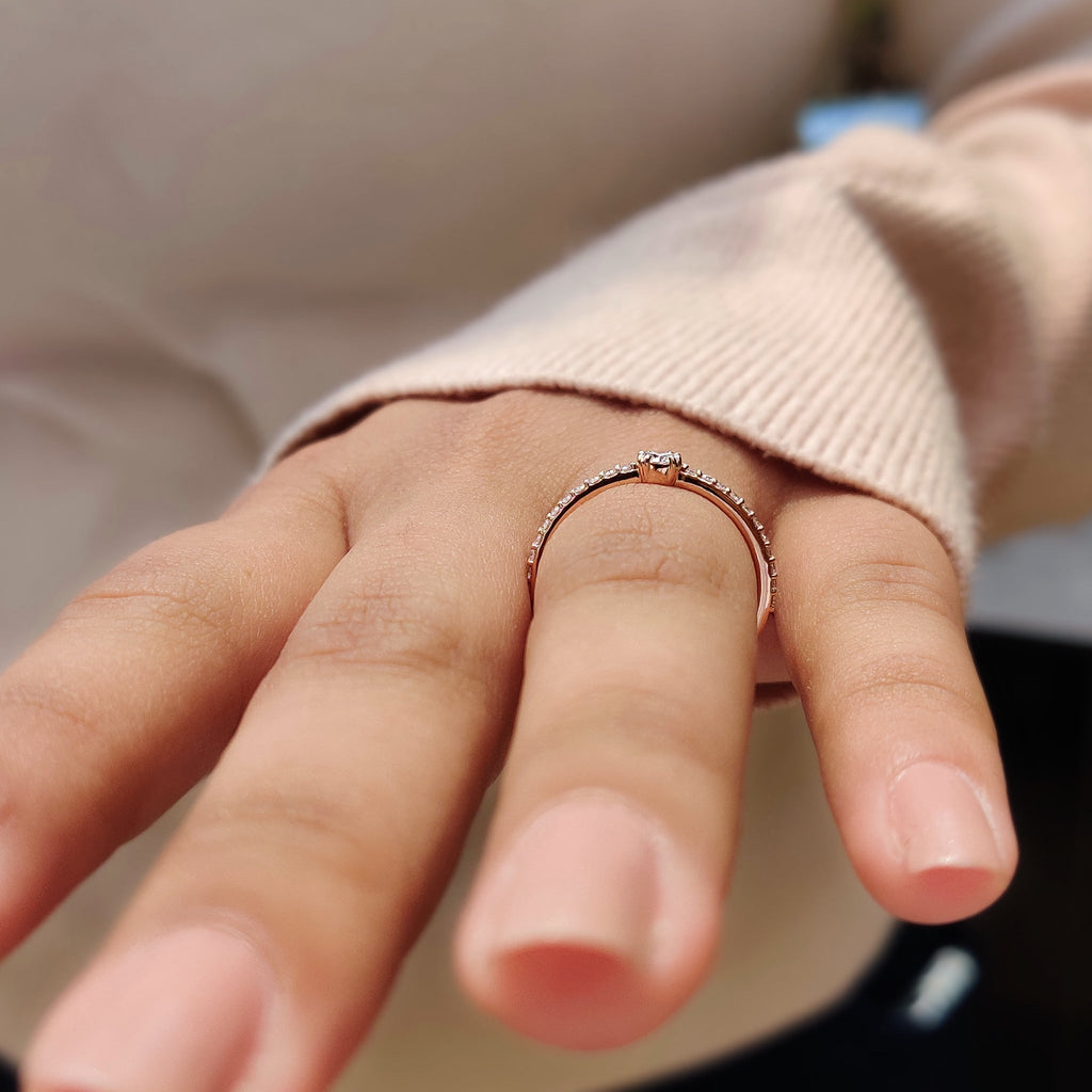 Round Cut Minimalist Engagement Ring