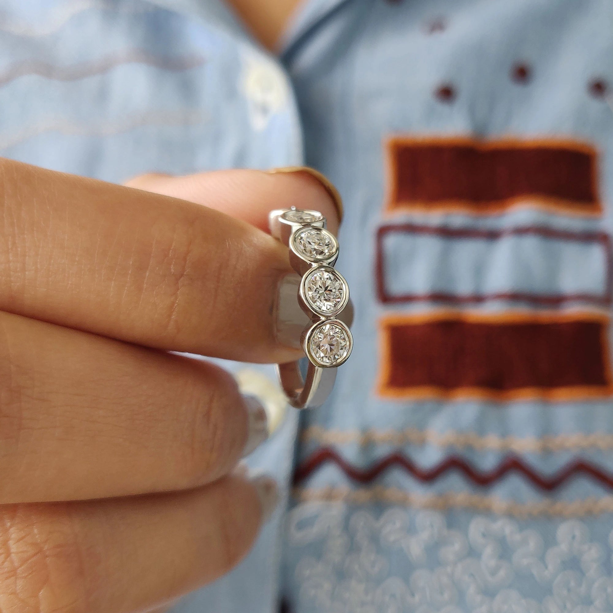 5 Stone Moissanite Band With Round Cut Immagine secondaria del prodotto