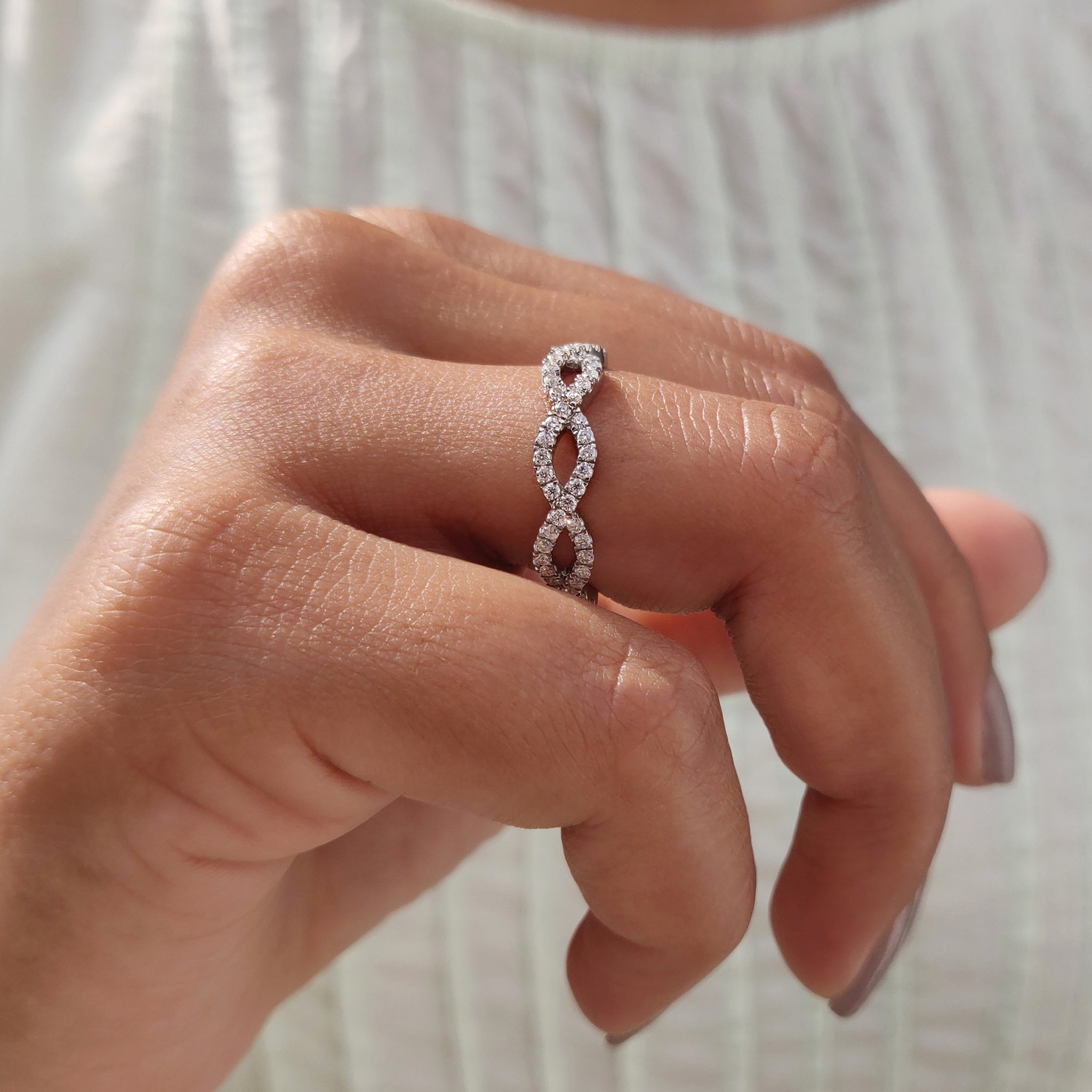 Round Cut Twisted Wedding Band
