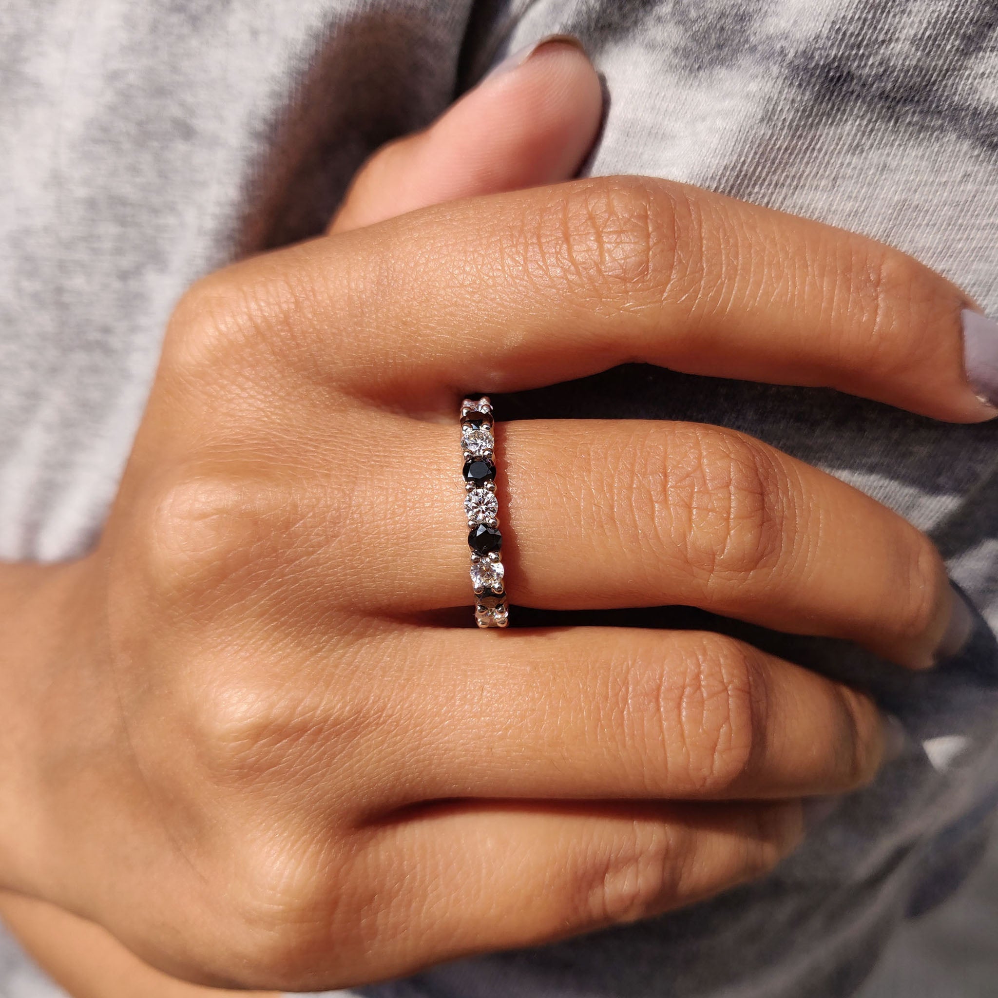 Round Cut Moissanite White Gold Wedding Band Image secondaire du produit