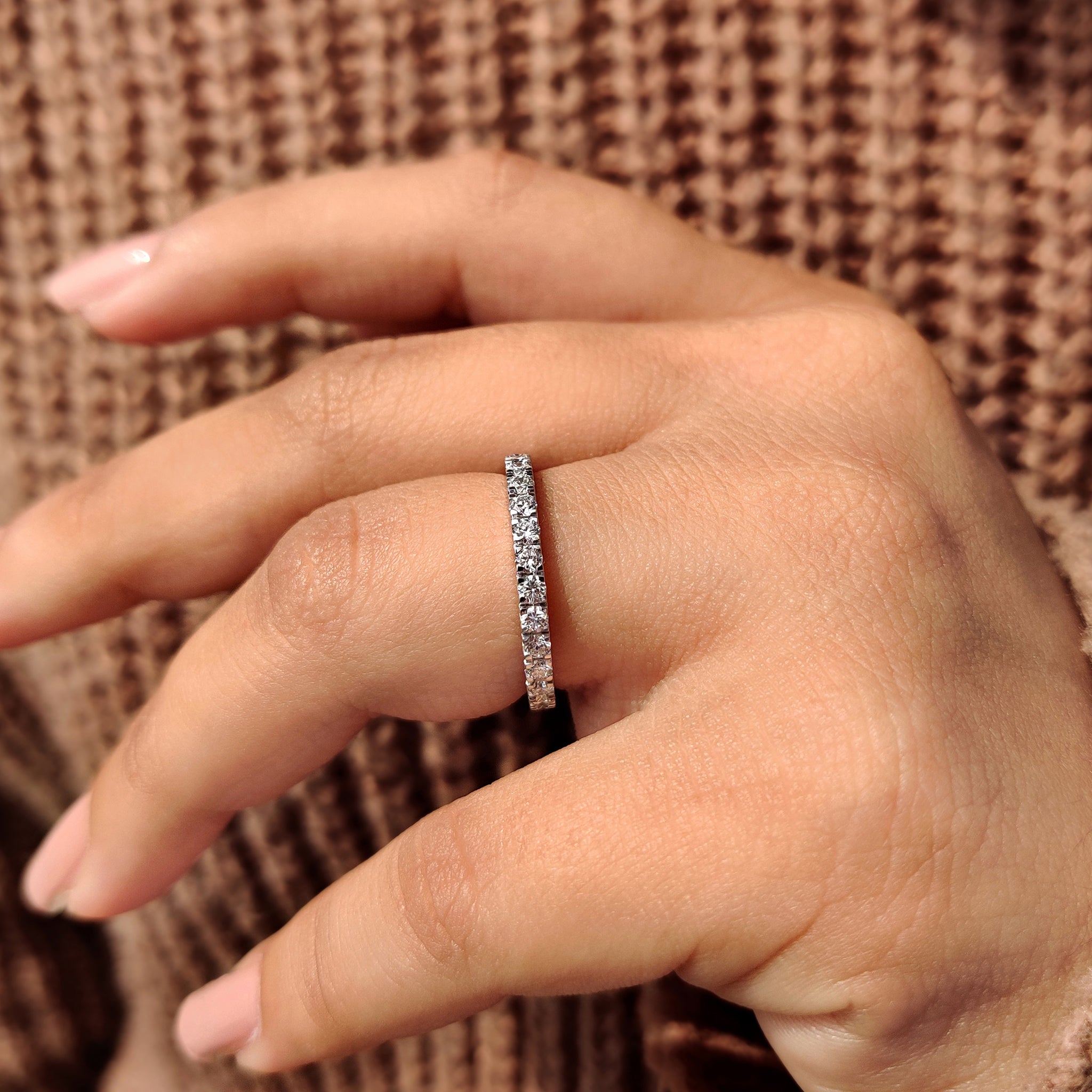 Round Cut Diamond White Gold Eternity Band Image secondaire du produit