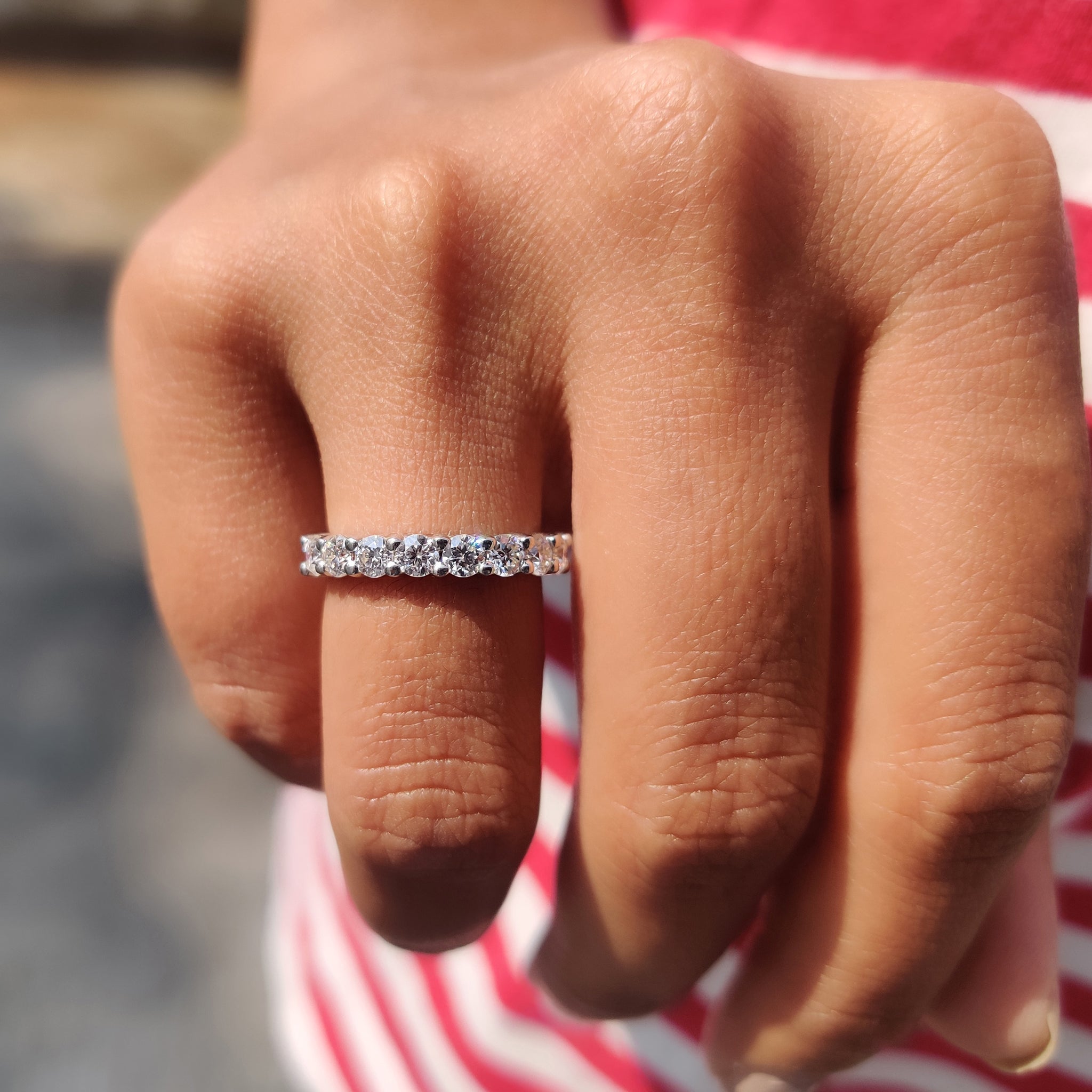 Round Cut White Gold Band With Shared Prong Zweitbild