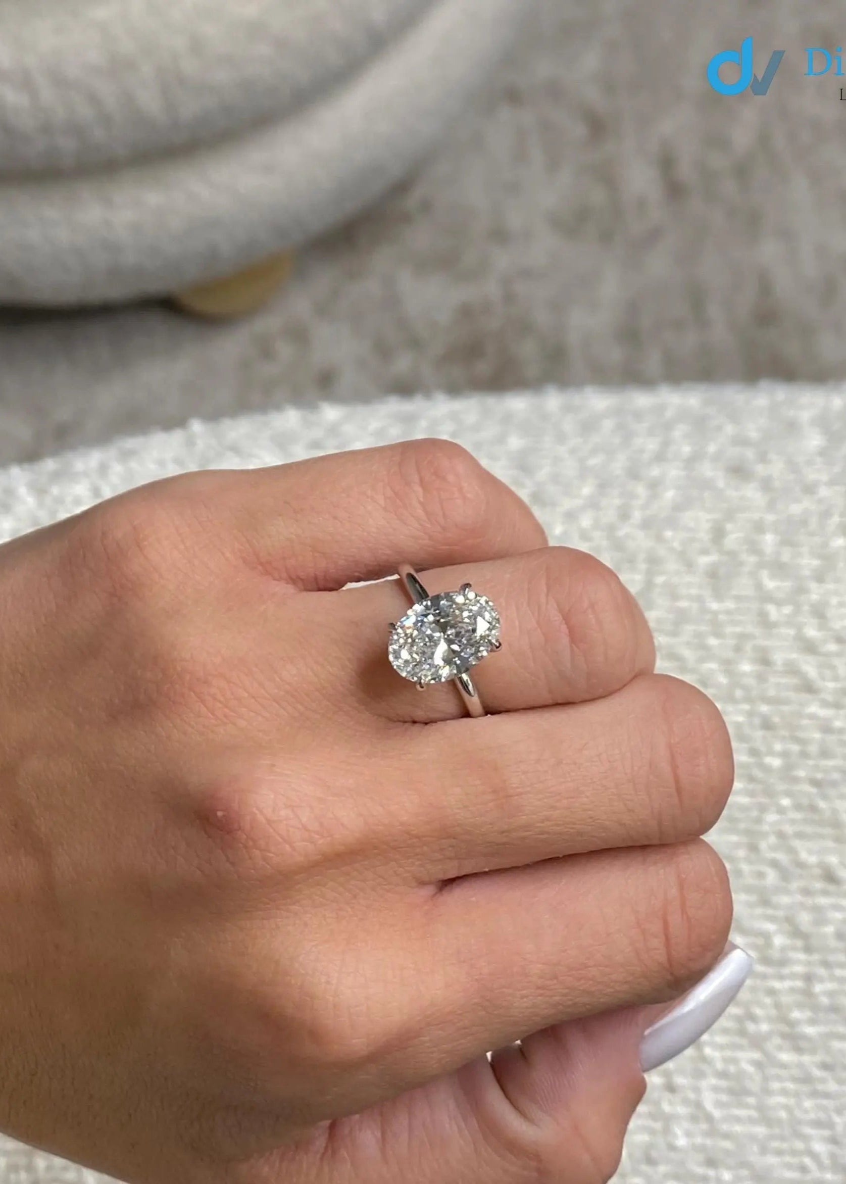 4 Carat Oval Cut Lab Grown Diamond Solitaire Engagement Ring - DisneyValley Hauptbild