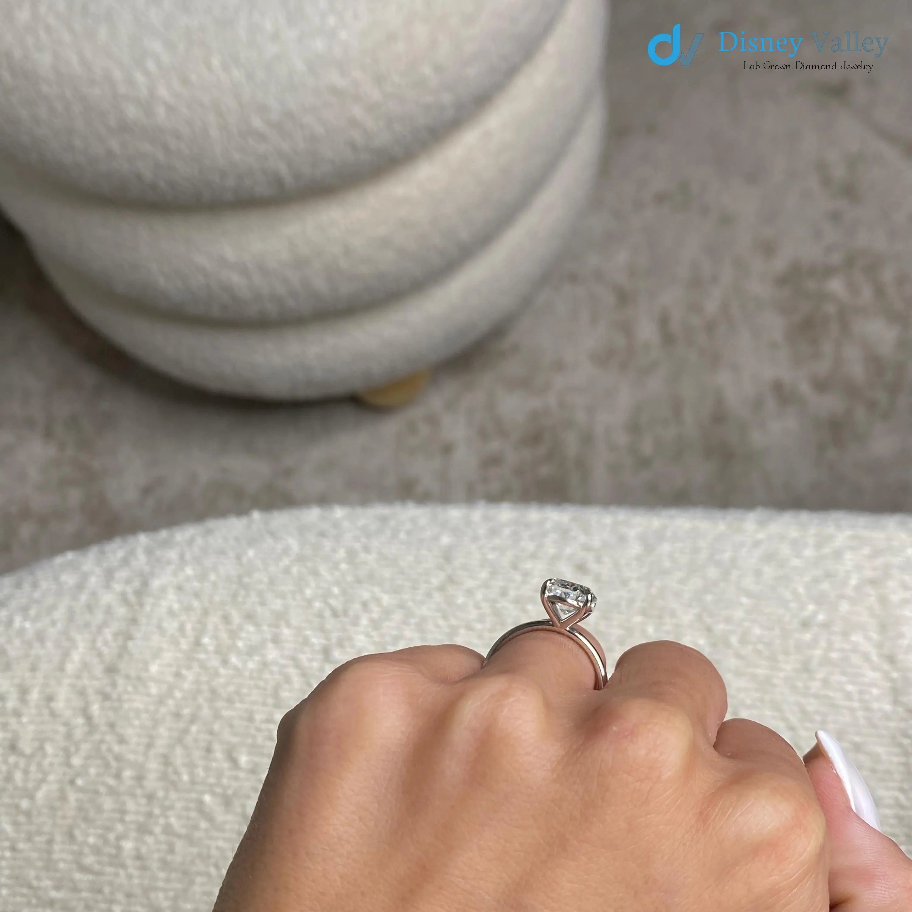 Anillo de compromiso solitario con diamante cultivado en laboratorio de talla ovalada de 4 quilates Imagen secundaria del producto