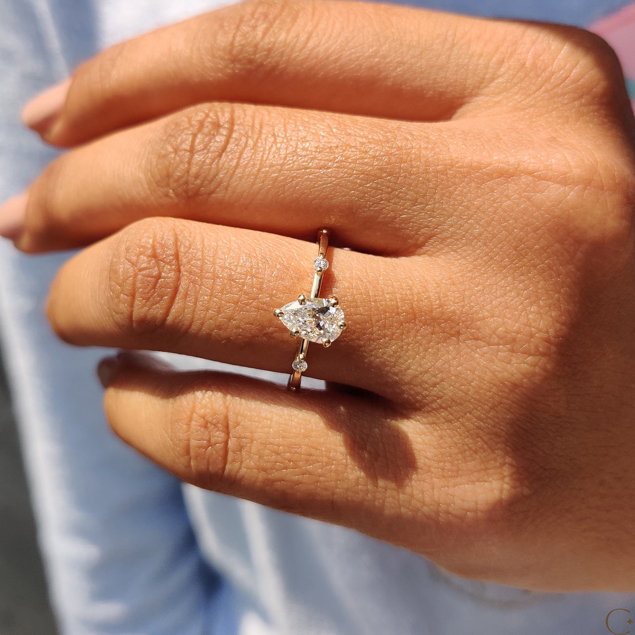 Pear Cut Diamond Ring With Distance Pave Setting Image secondaire du produit
