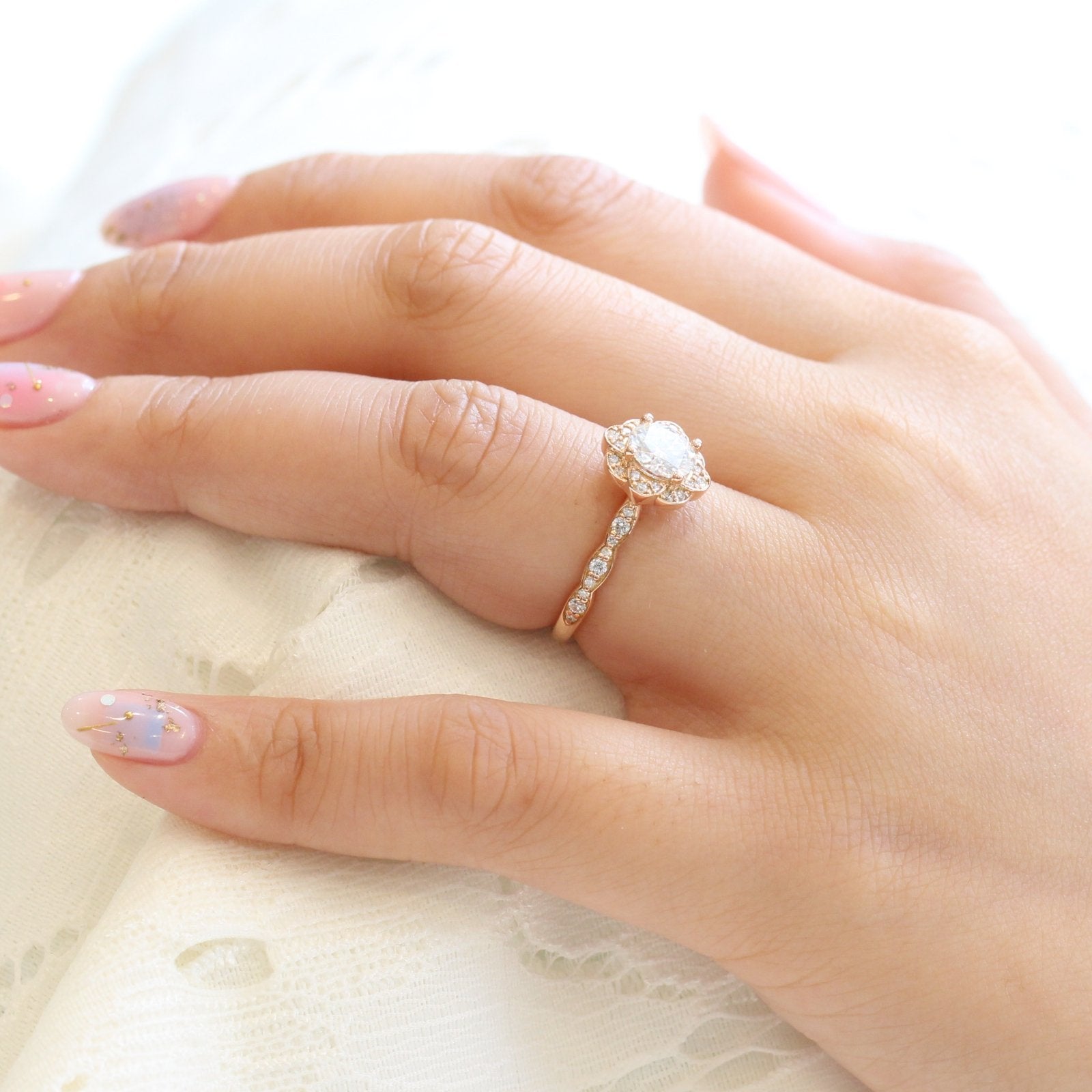 1.0 CT Vintage Floral Round Cut Diamond Moissanite Halo Engagement Ring