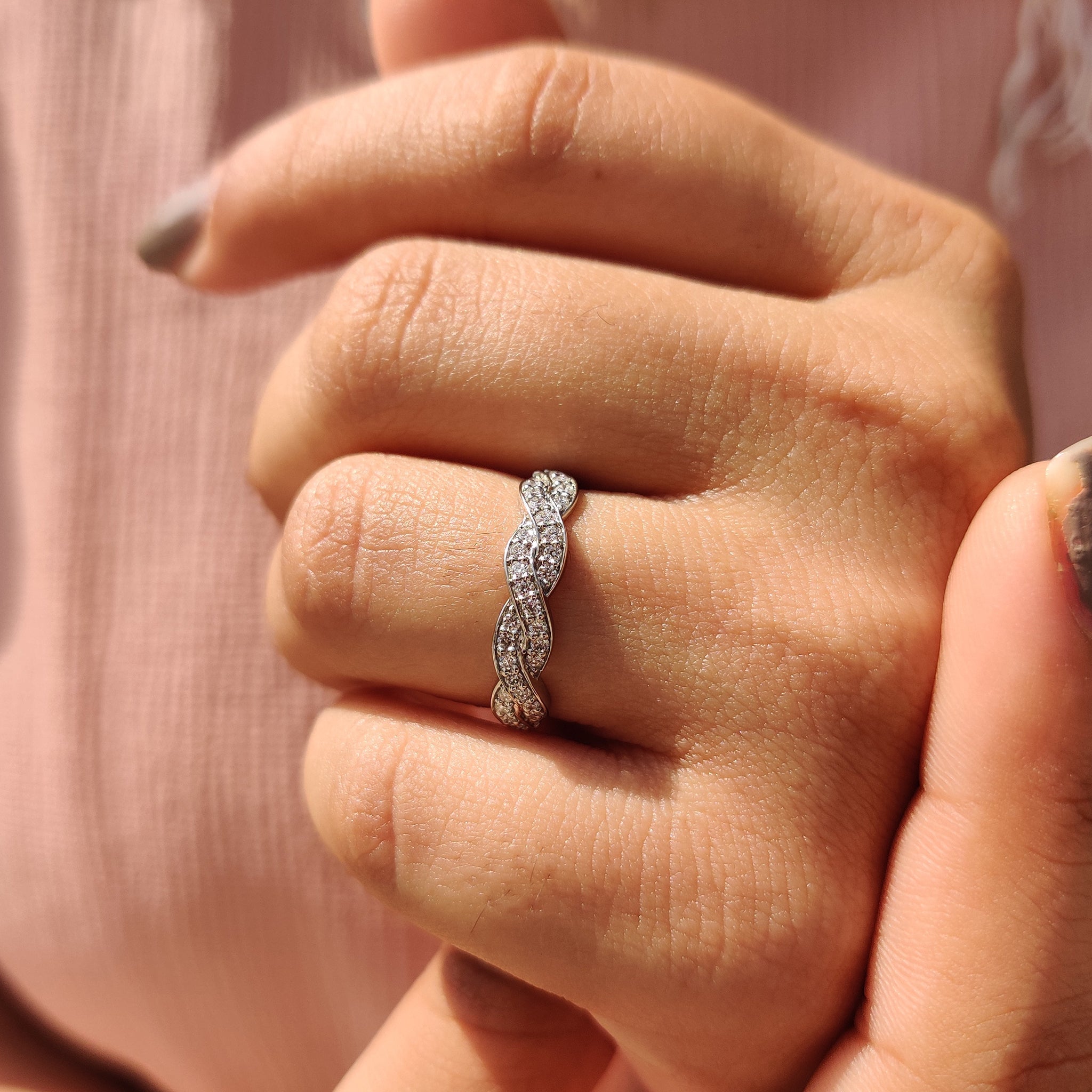 Round Diamond Half Eternity Twisted Wedding Band Image secondaire du produit