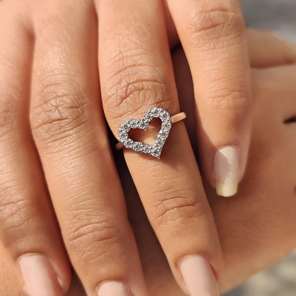 Heart Shape Outline Ring With Round Cut Moissanite