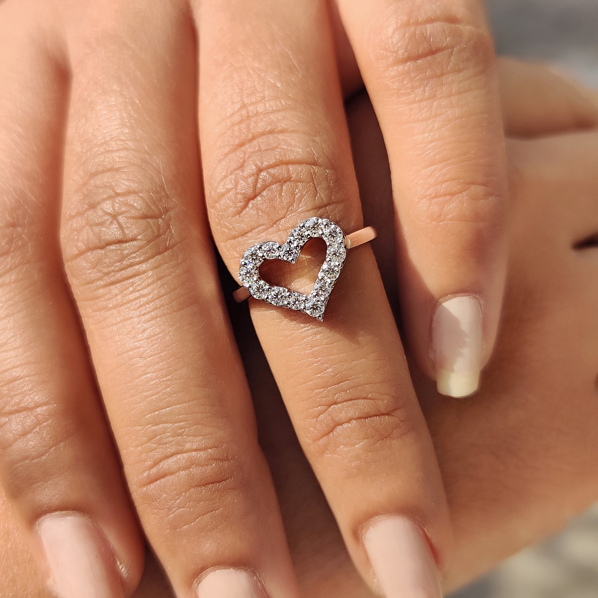 Heart Shape Outline Ring With Round Cut Moissanite