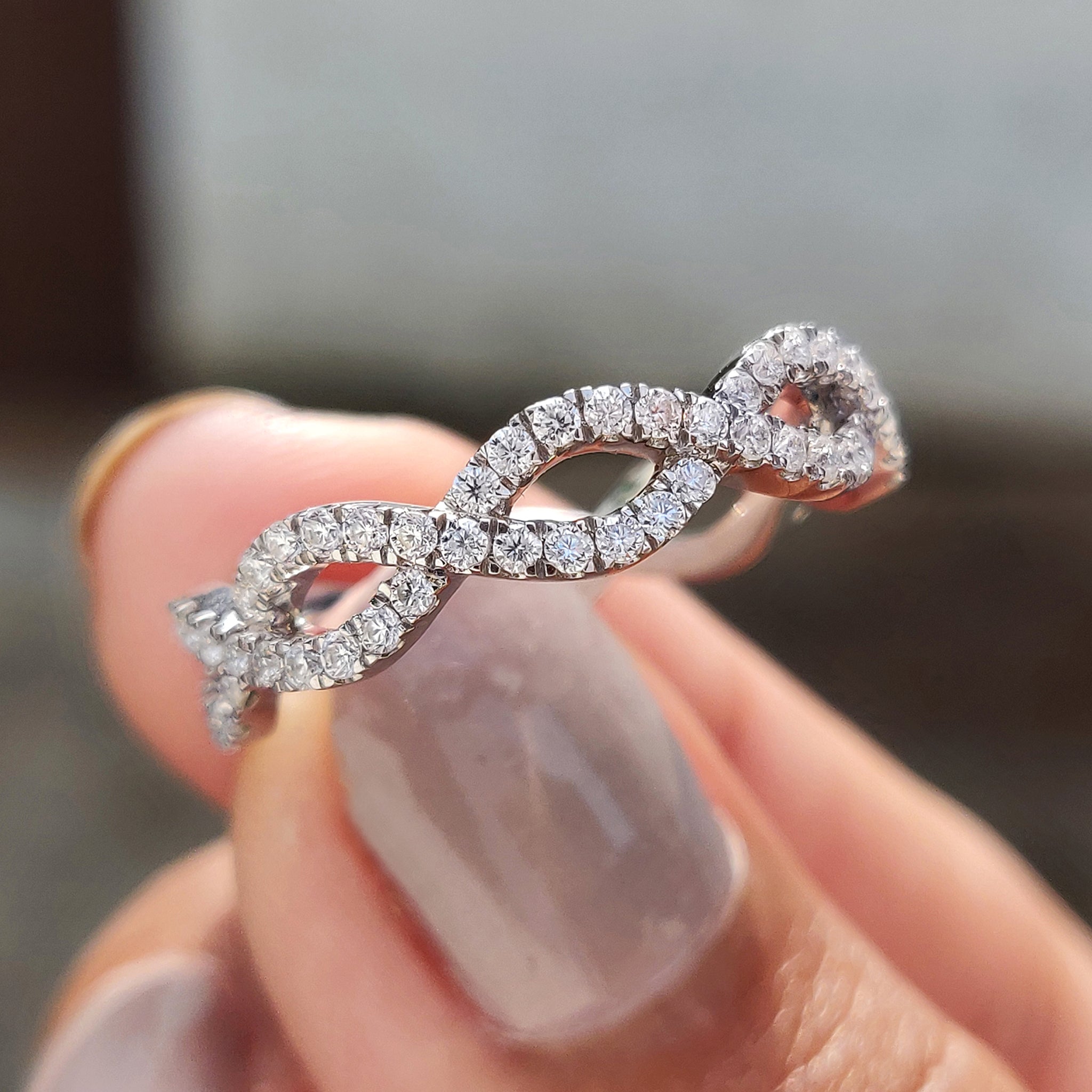 Round Cut Twisted Wedding Band